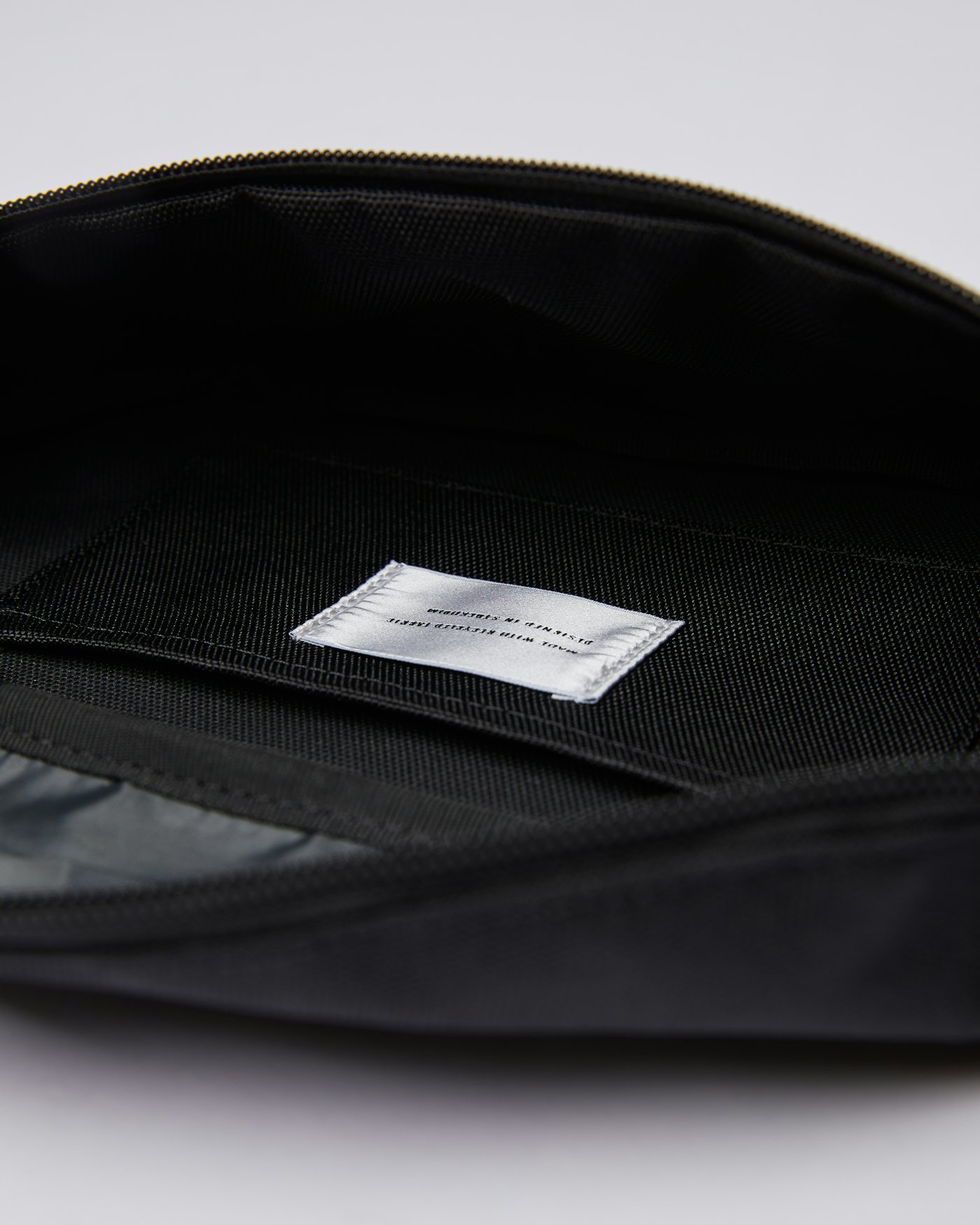 Aste är i färgen svart (3 av 6)