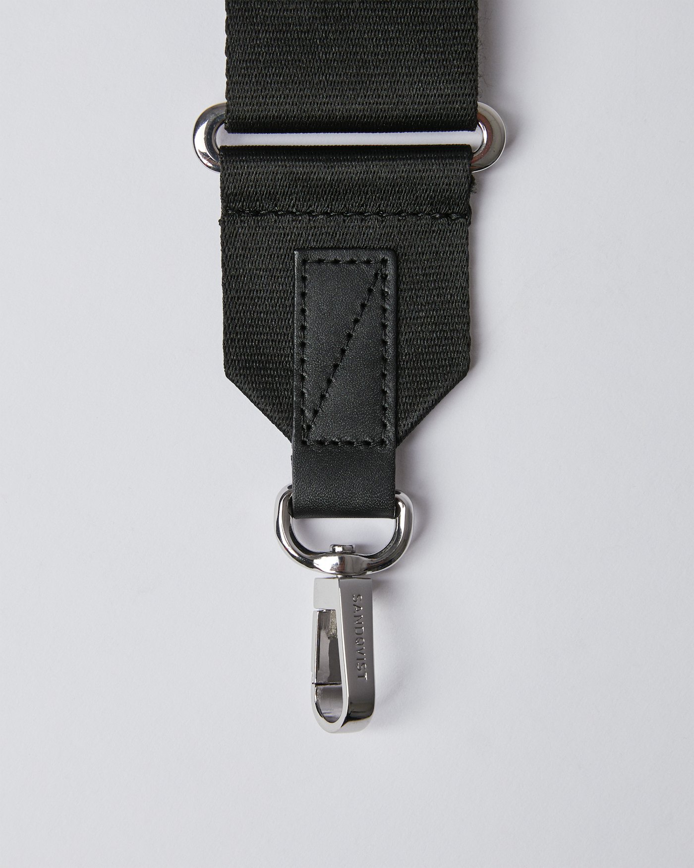 Adjustable Shoulder Strap est en couleur noir (2 de 2)