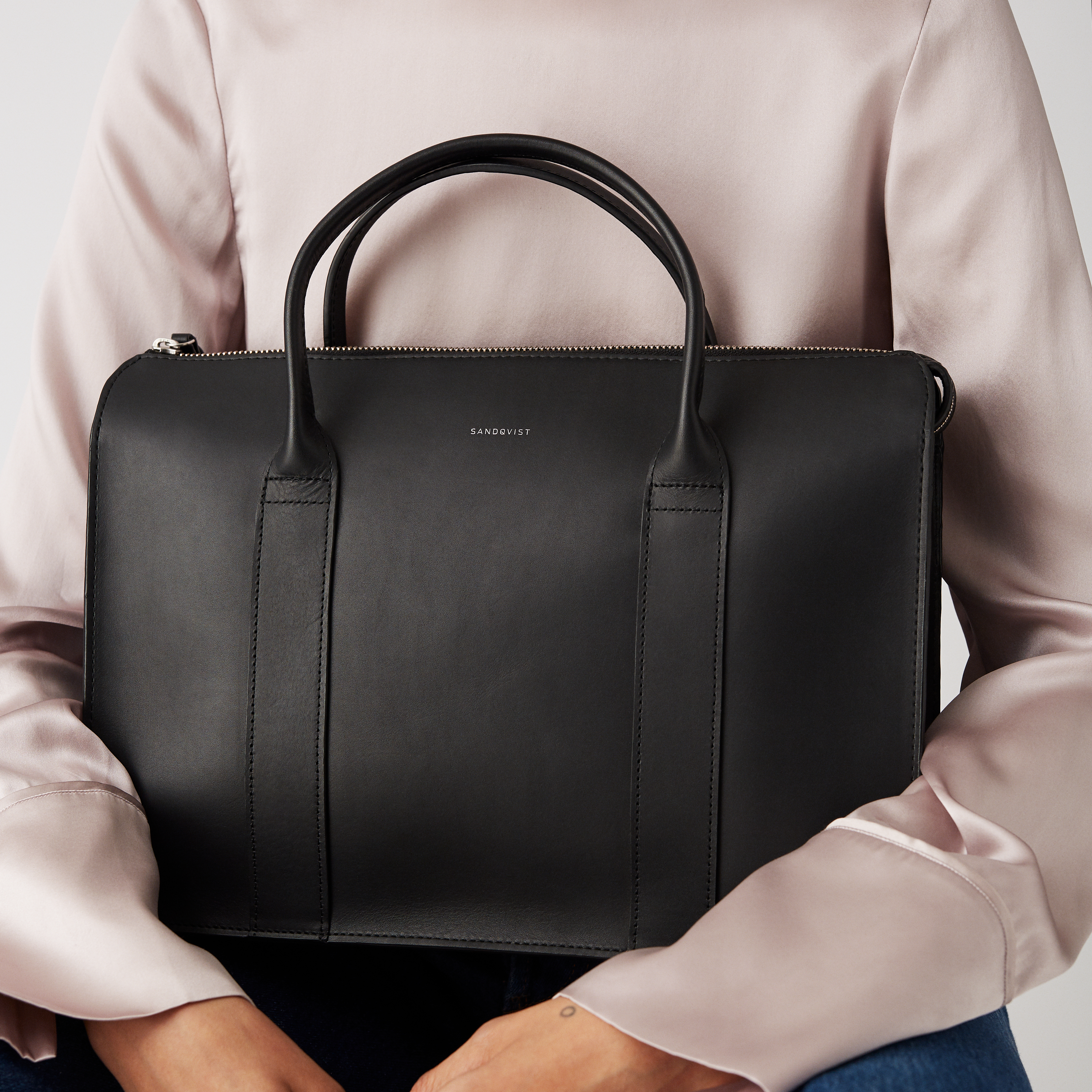 Alice är i färgen svart (6 av 6)