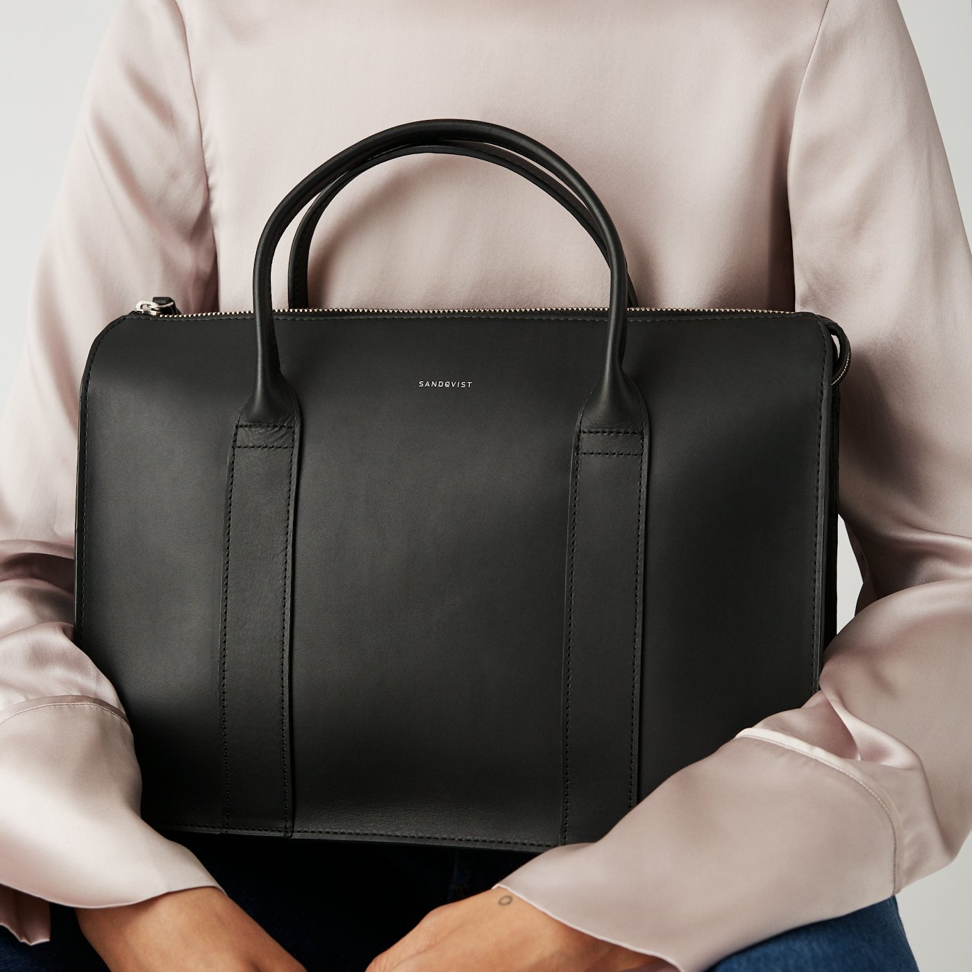 Alice är i färgen svart (6 av 6)