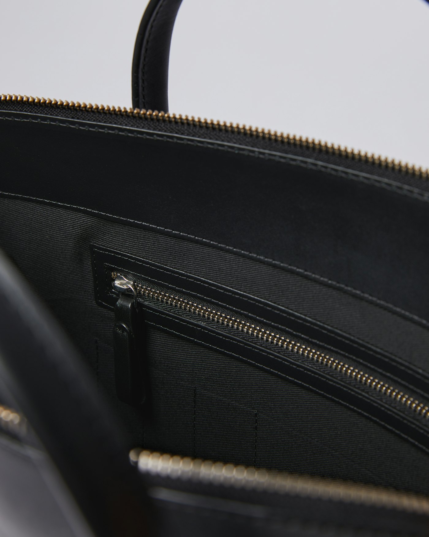 Alice är i färgen svart (4 av 6)