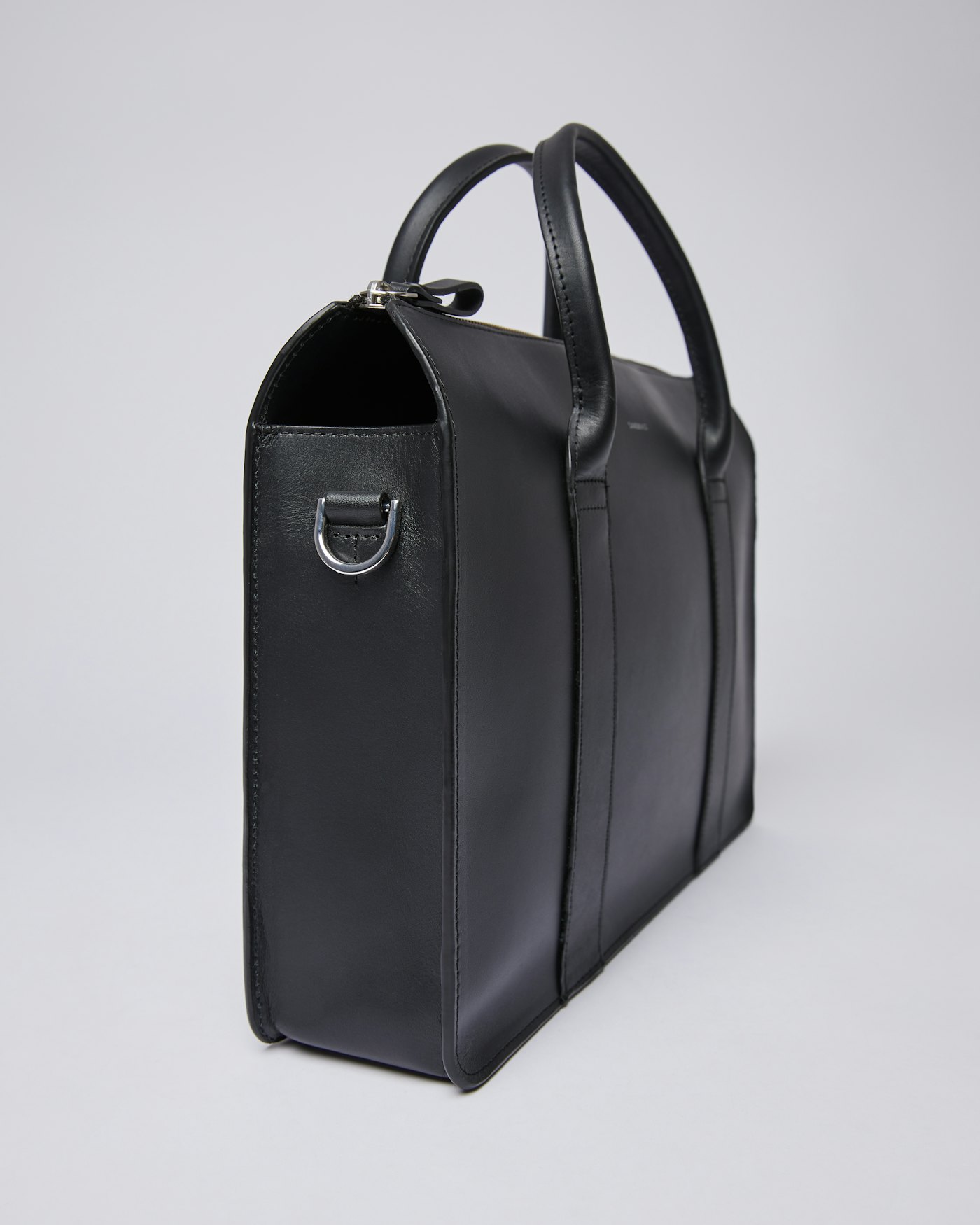 Alice är i färgen svart (2 av 6)