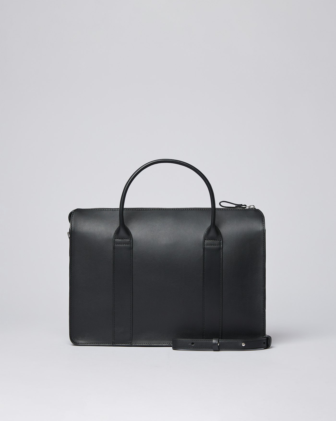 Alice är i färgen svart (3 av 6)