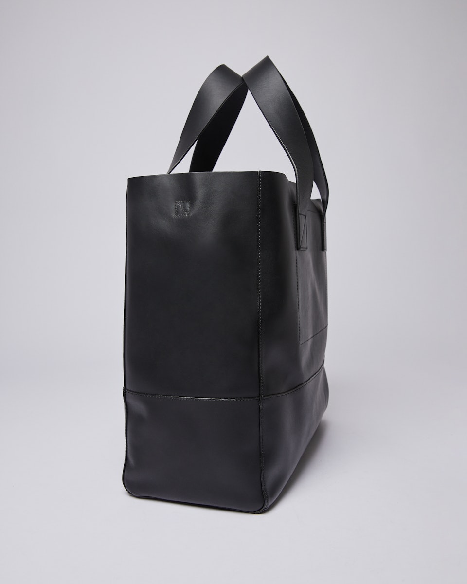 Iris belongs to the category Shoulder bags and is in color black (4 of 6)