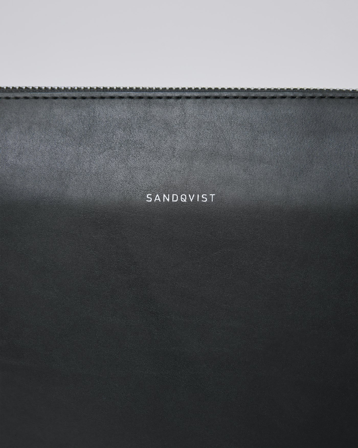 Franka är i färgen svart (2 av 5)