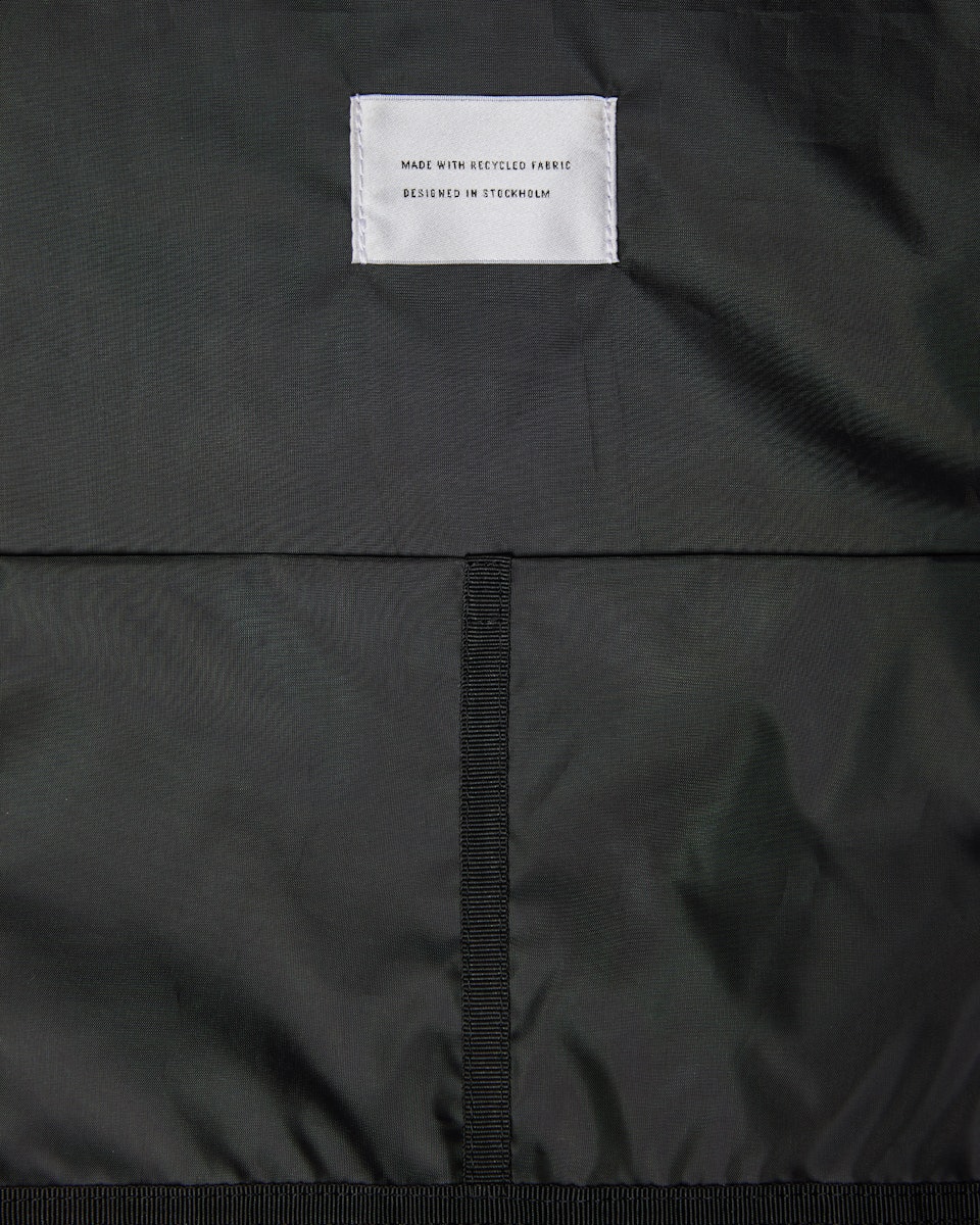 Siv tillhör kategorin Ryggsäckar och är i färgen svart (5 av 7)