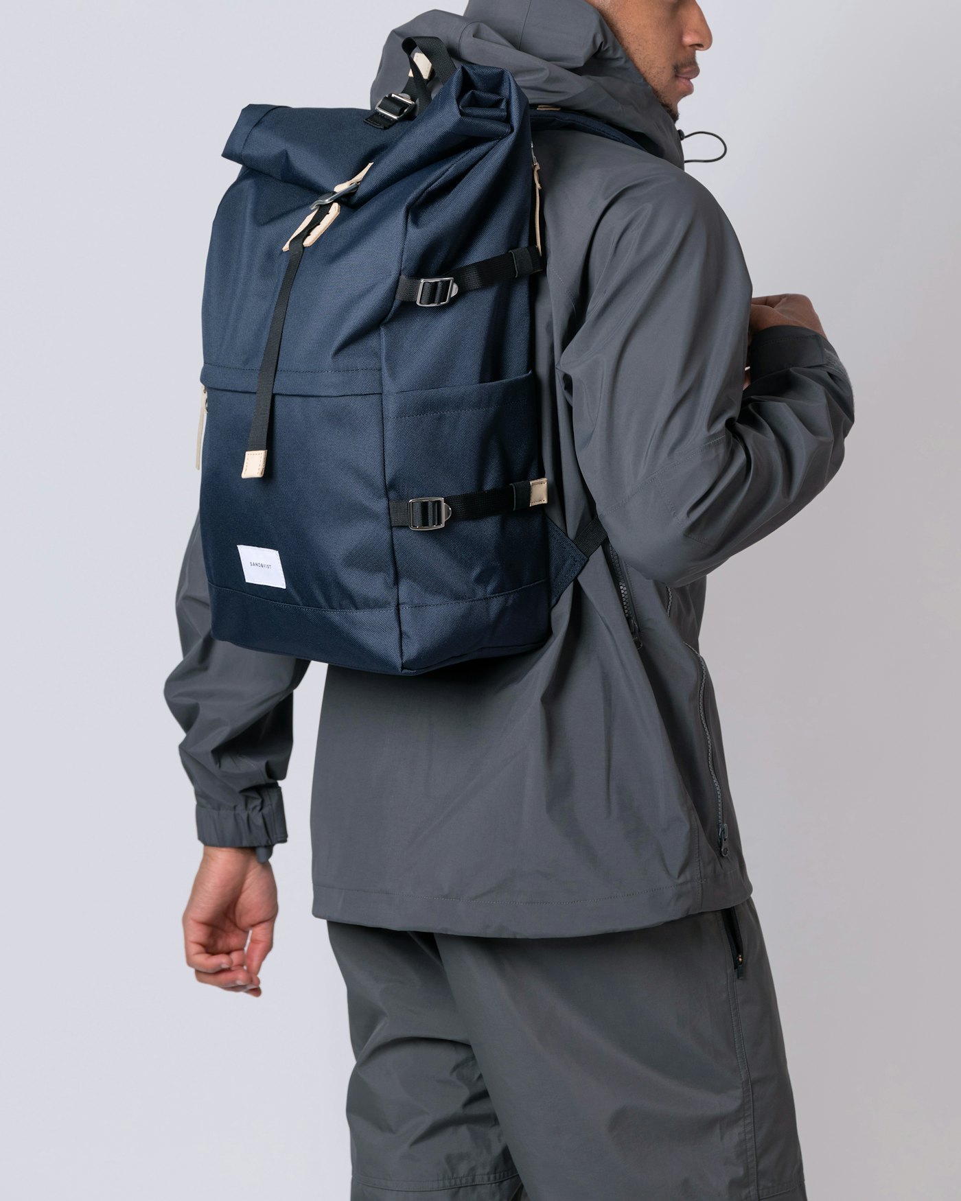 Bernt est en couleur bleu marine (6 de 9)