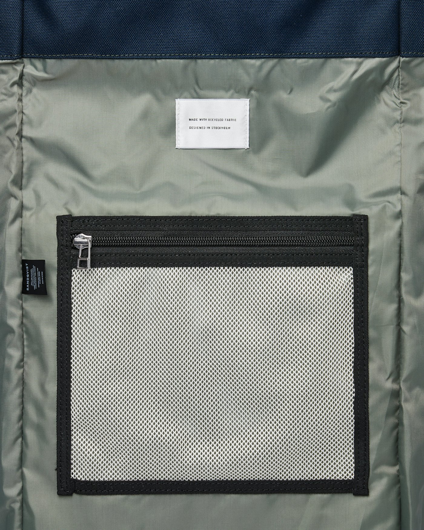 Bernt est en couleur bleu marine (5 de 9)