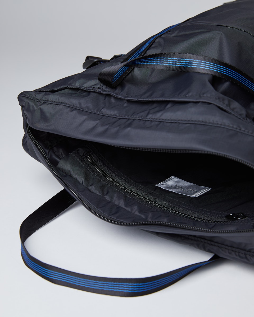 Roger Lightweight belongs to the category Backpacks and is in color black (5 of 6)