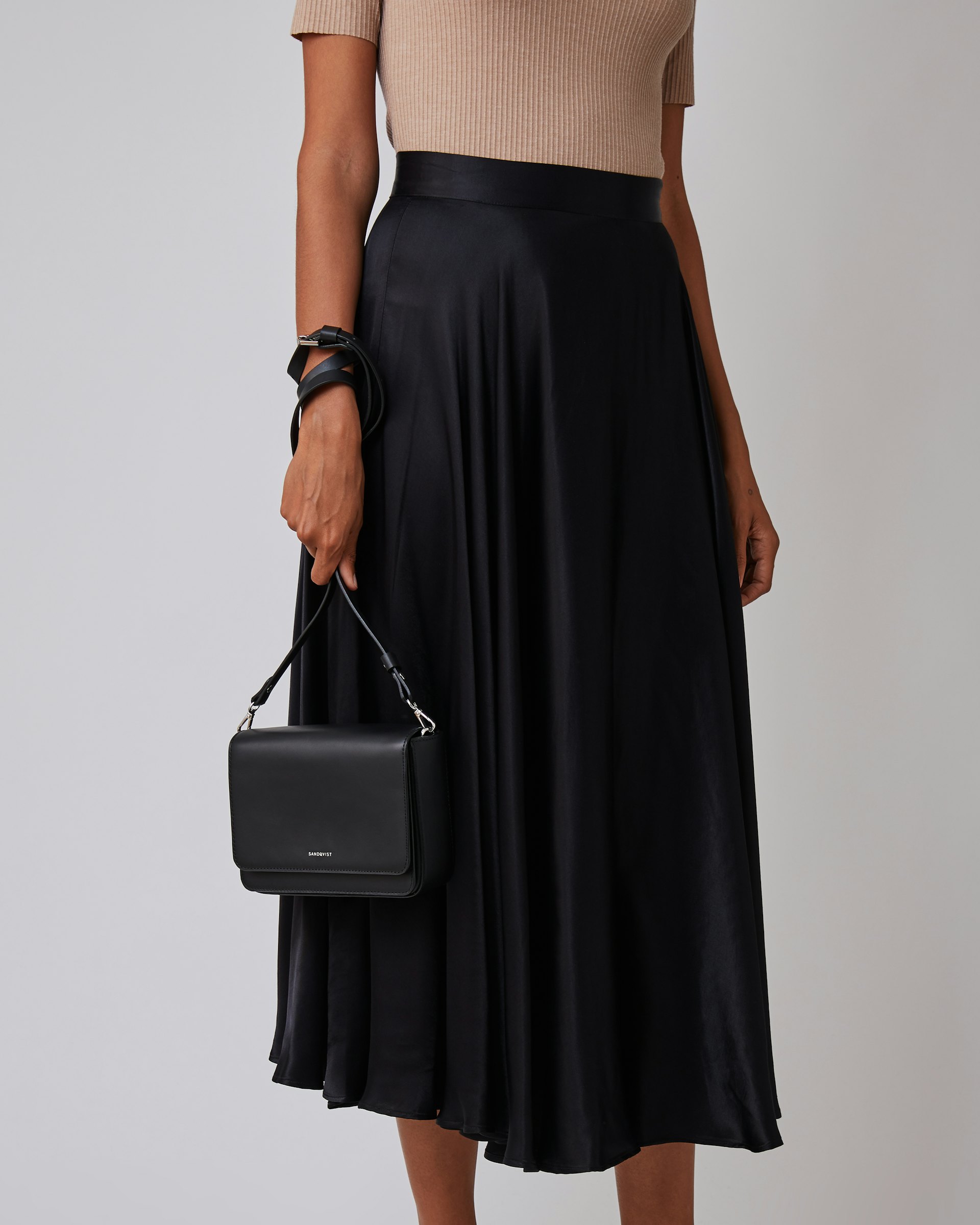 Alma belongs to the category Shoulder bags and is in color black (4 of 4)