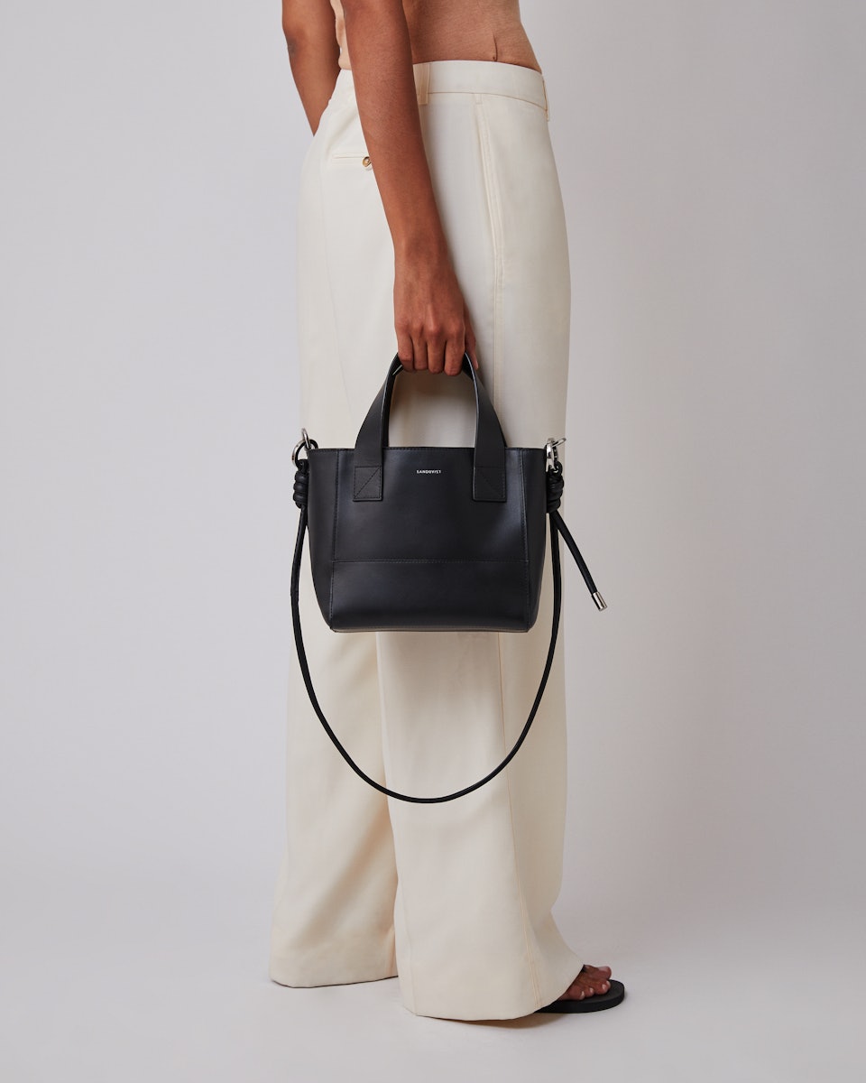 Cecilia belongs to the category Shoulder bags and is in color black (5 of 5)