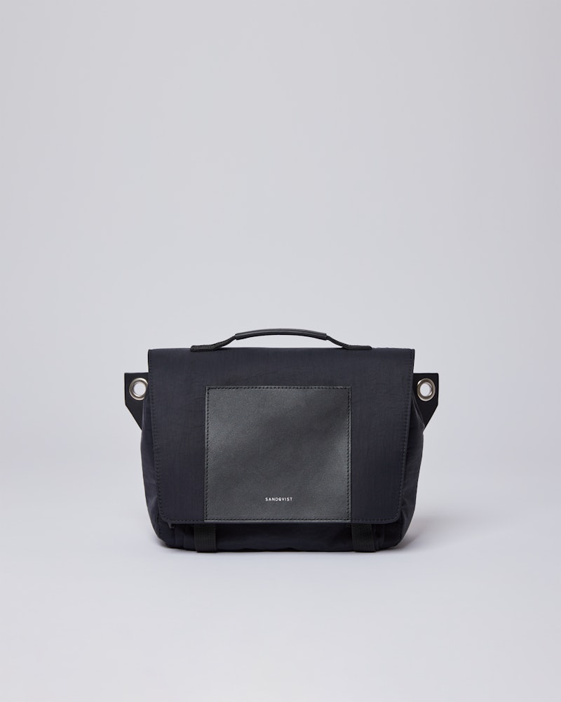 Solveig belongs to the category Shoulder bags and is in color black