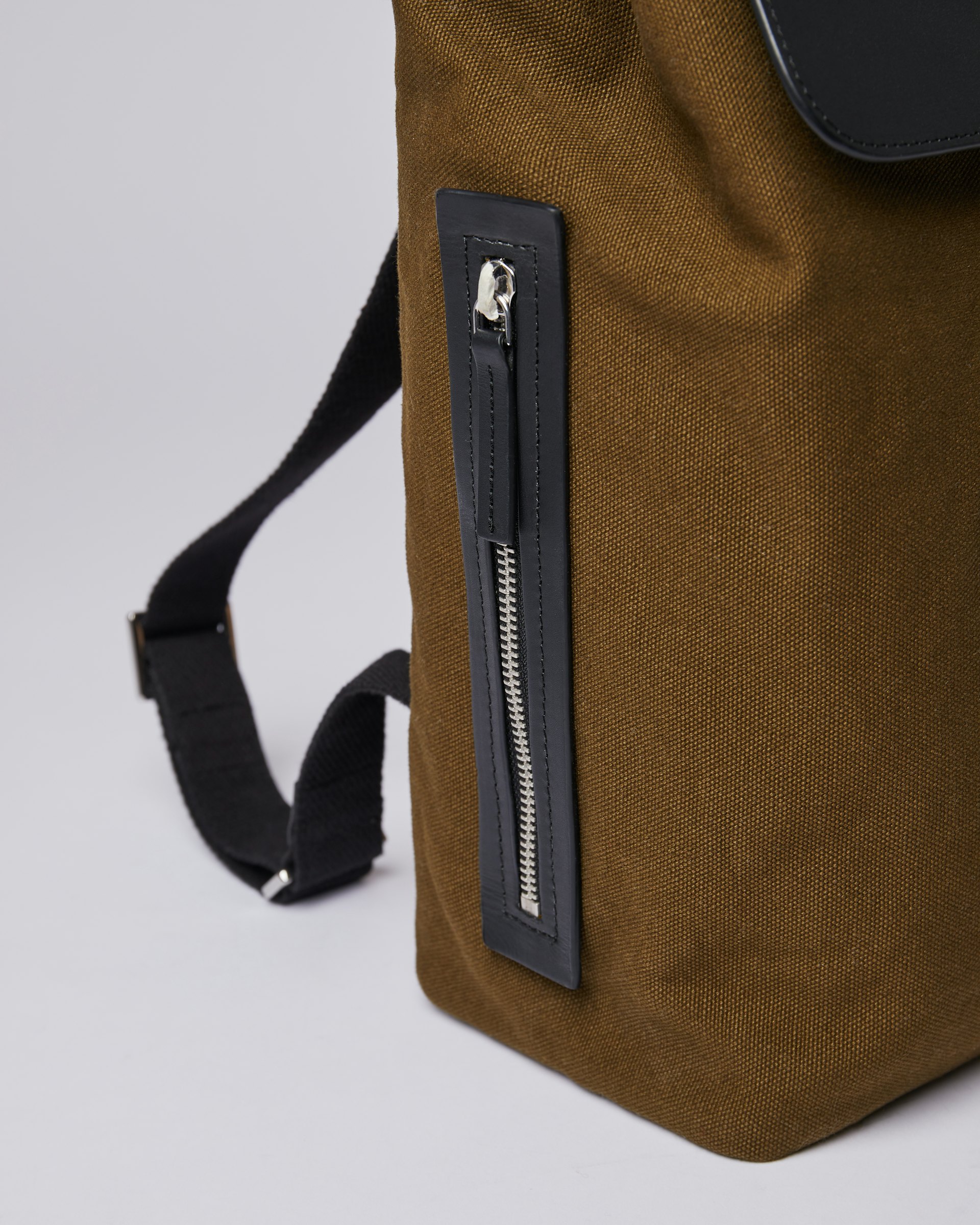 Alva Metal Hook belongs to the category Backpacks and is in color black & olive (5 of 6)