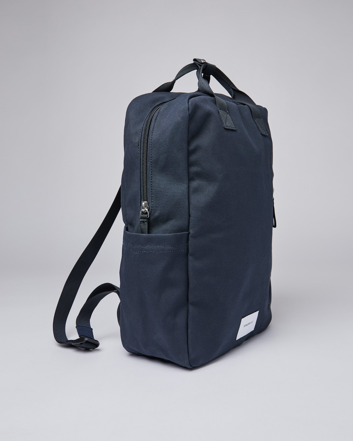 Knut is in color navy blue with navy webbing (3 of 6)