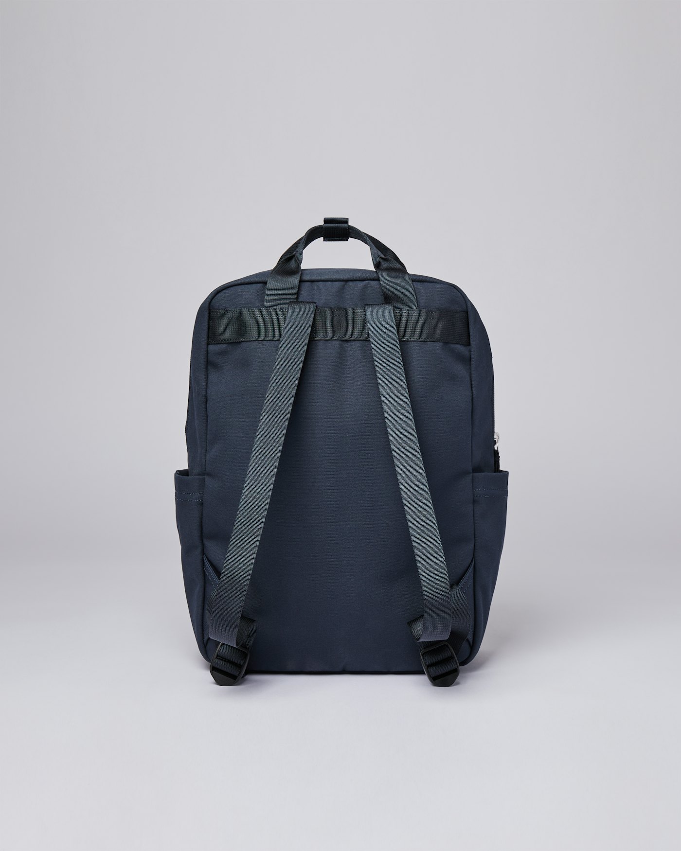 Knut is in color navy blue with navy webbing (2 of 6)