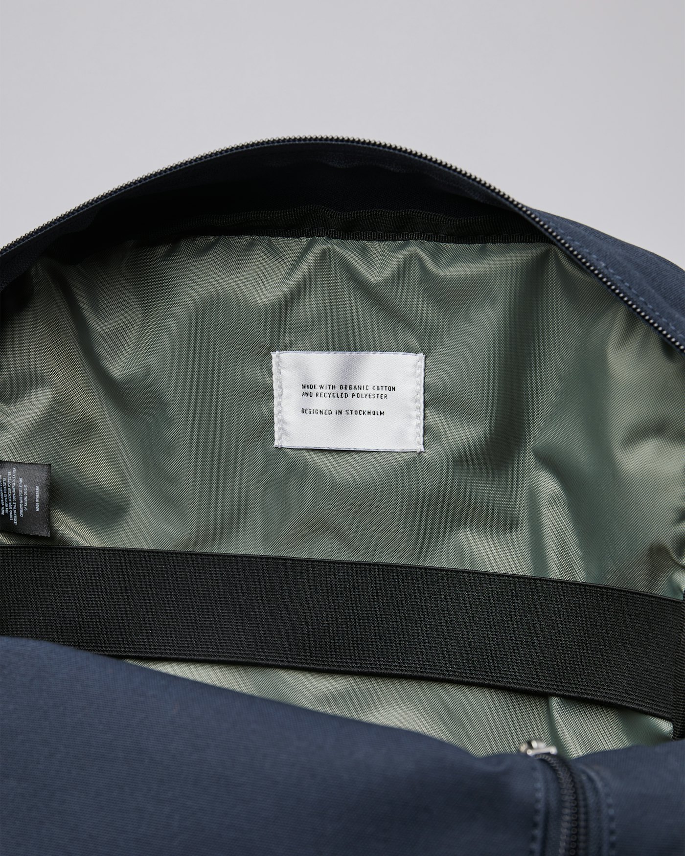 Knut is in color navy blue with navy webbing (4 of 6)