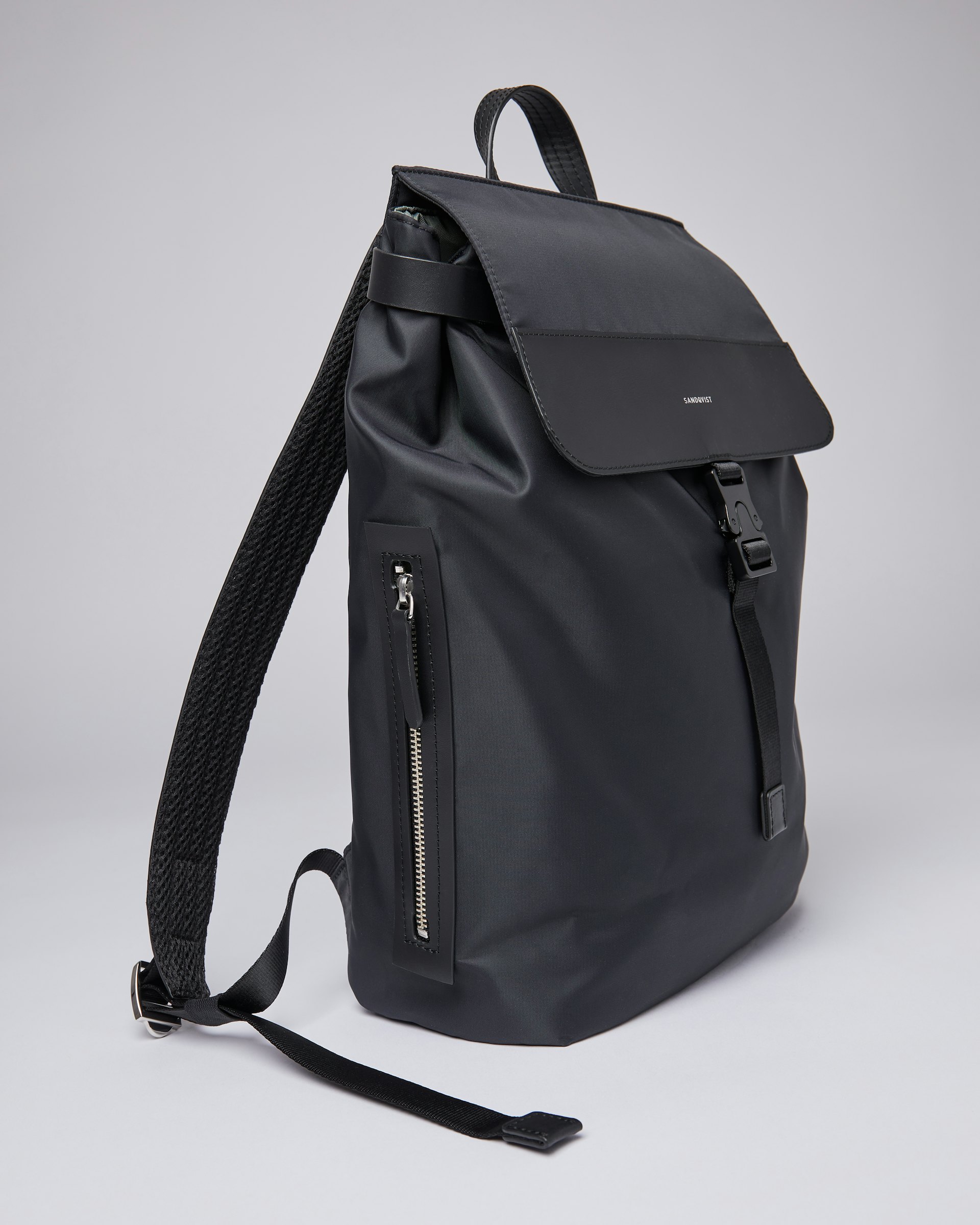 Alva Nylon belongs to the category Backpacks and is in color black (4 of 7)