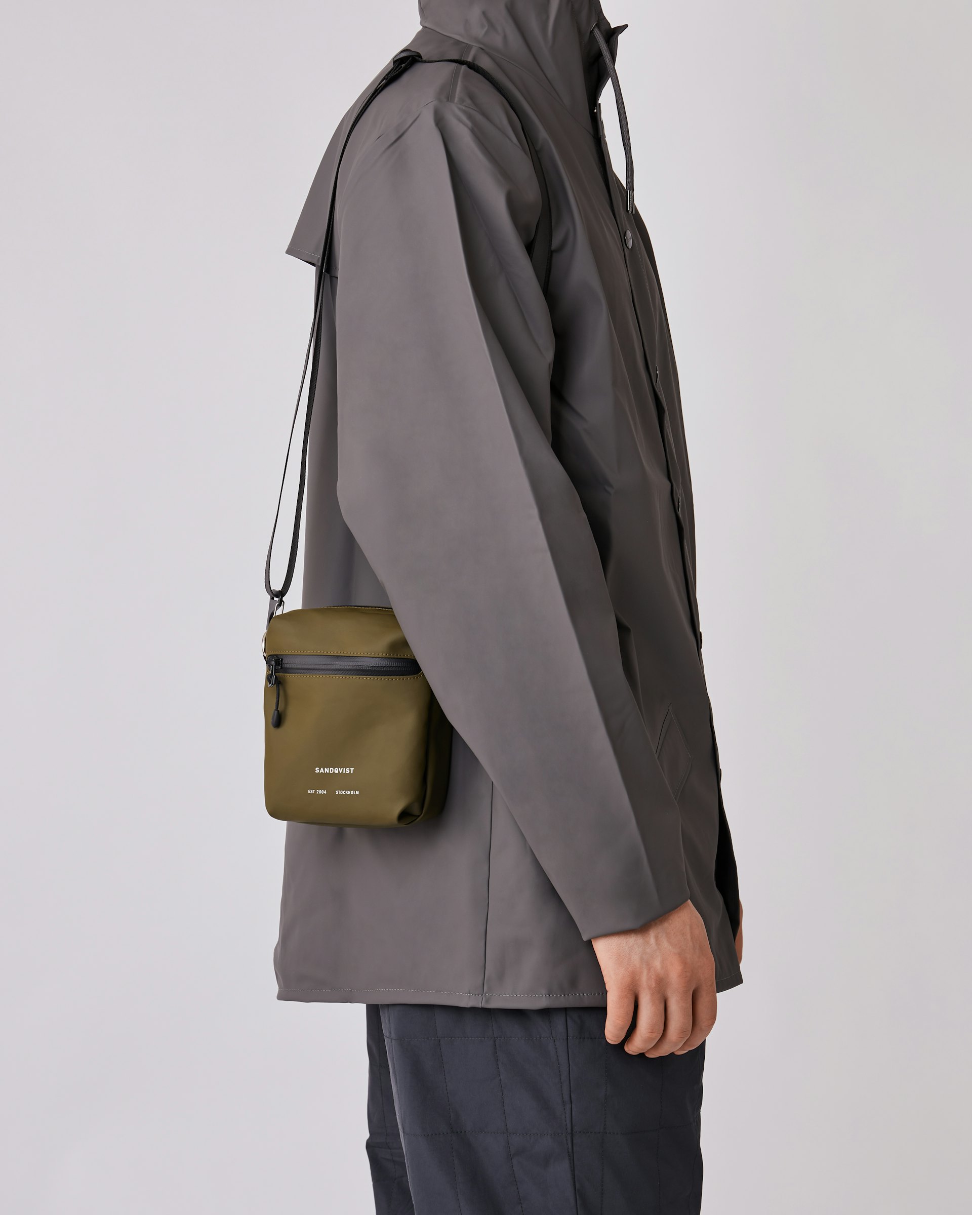 Poe belongs to the category Shoulder bags and is in color olive (5 of 5)
