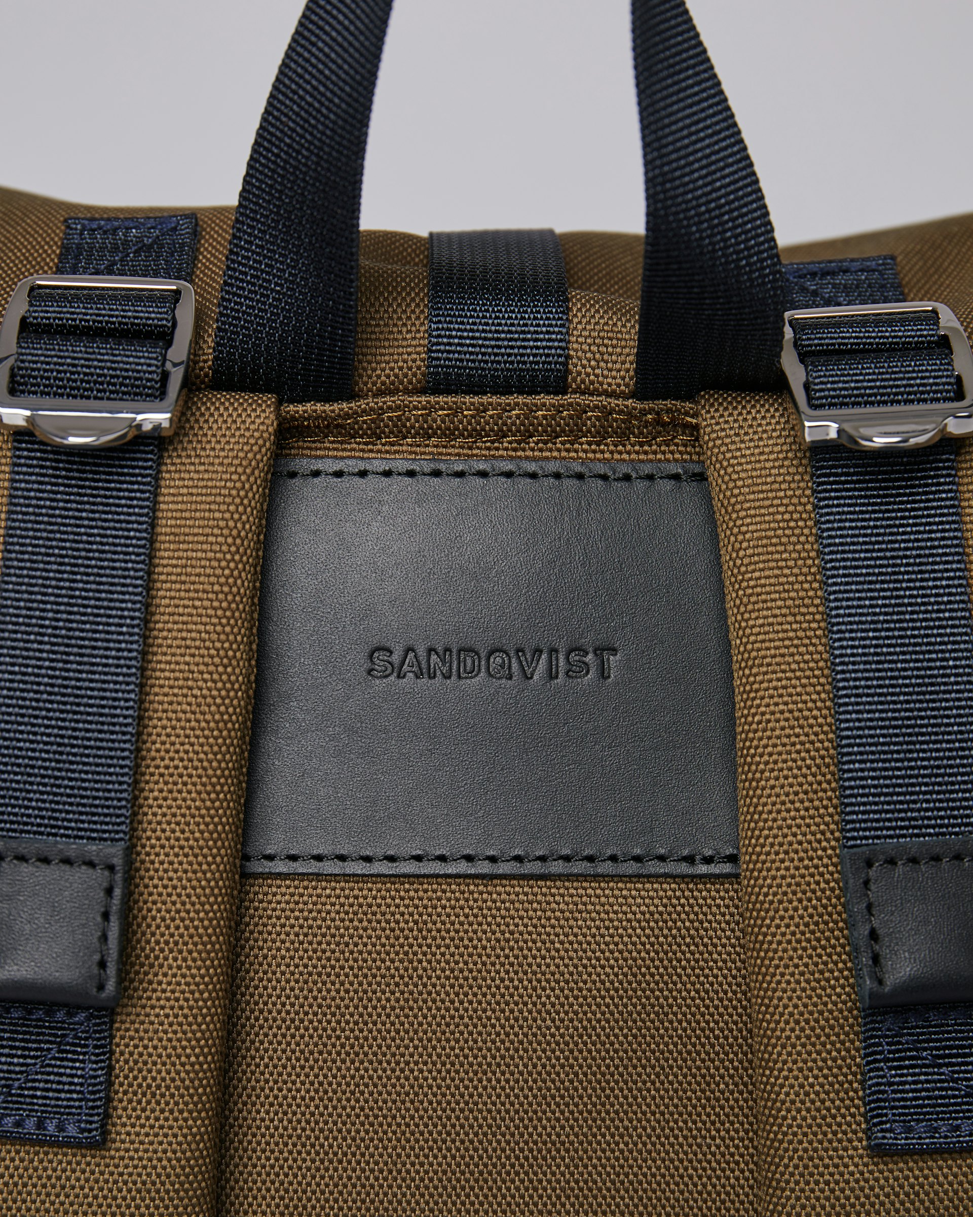 Bernt belongs to the category Backpacks and is in color olive (5 of 7)