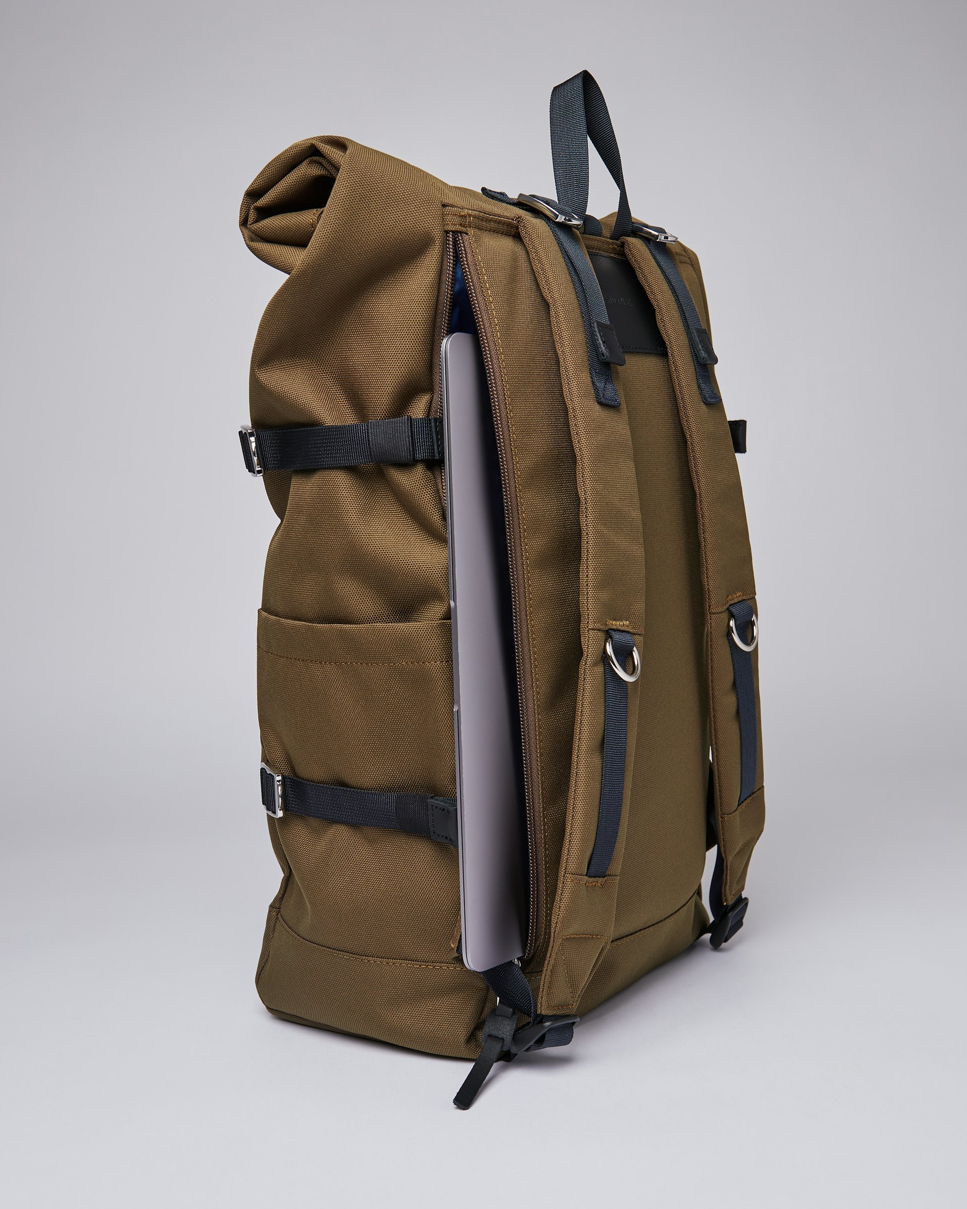 Bernt belongs to the category Backpacks and is in color olive (4 of 7)