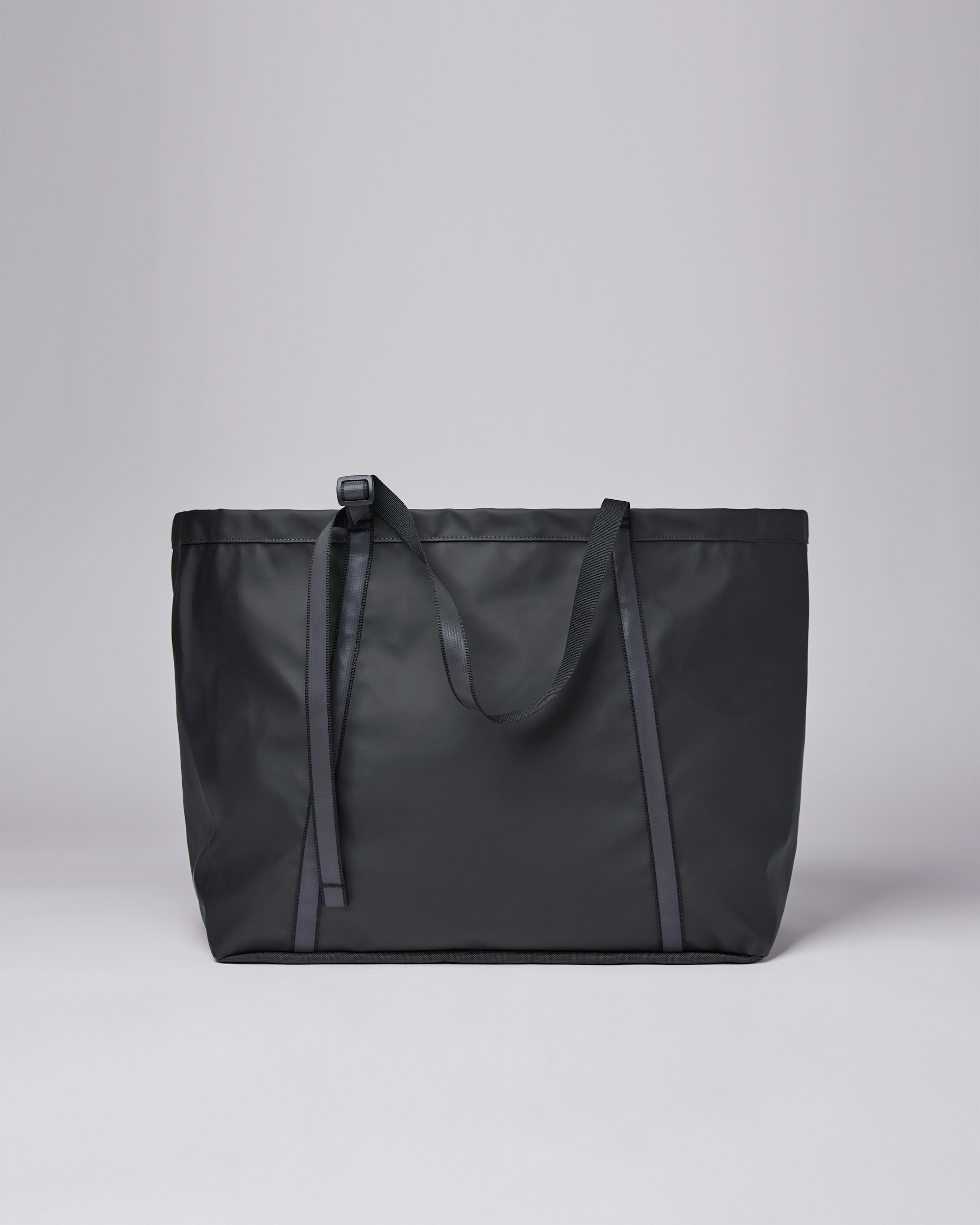 Albin belongs to the category Tote bags and is in color black (3 of 5)