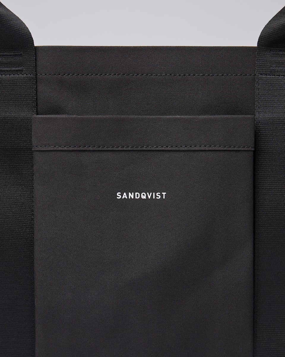 Garden Bag appartient à la catégorie Collaborations et est en couleur black (2 de 7)