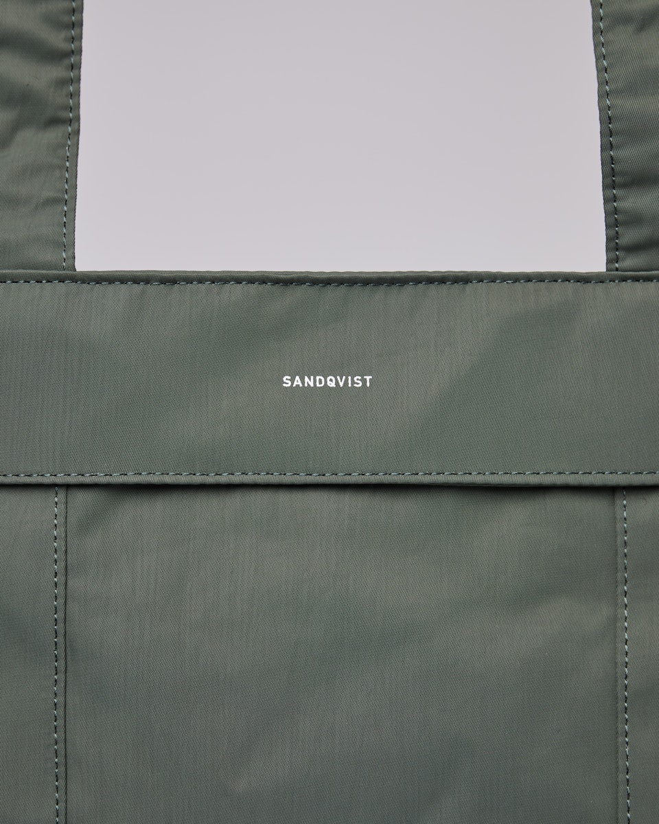Sigrid tillhör kategorin Handväskor och är i färgen lichen green (2 av 8)