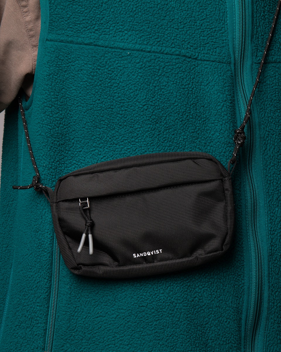 Universal Hip Bag Black appartient à la catégorie Travel et est en couleur black (3 de 3)