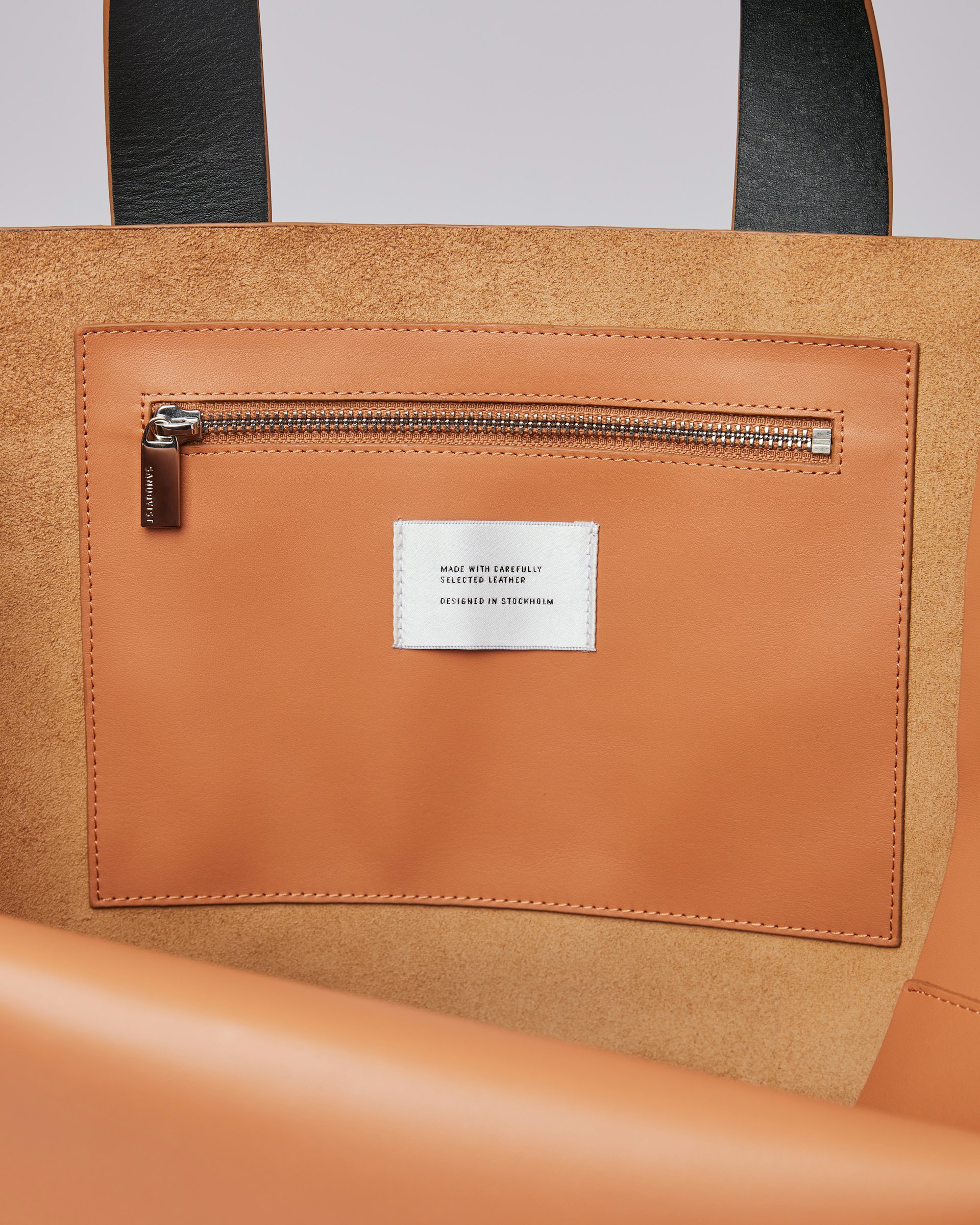Iris belongs to the category Shoulder bags and is in color black & toffee (5 of 6)