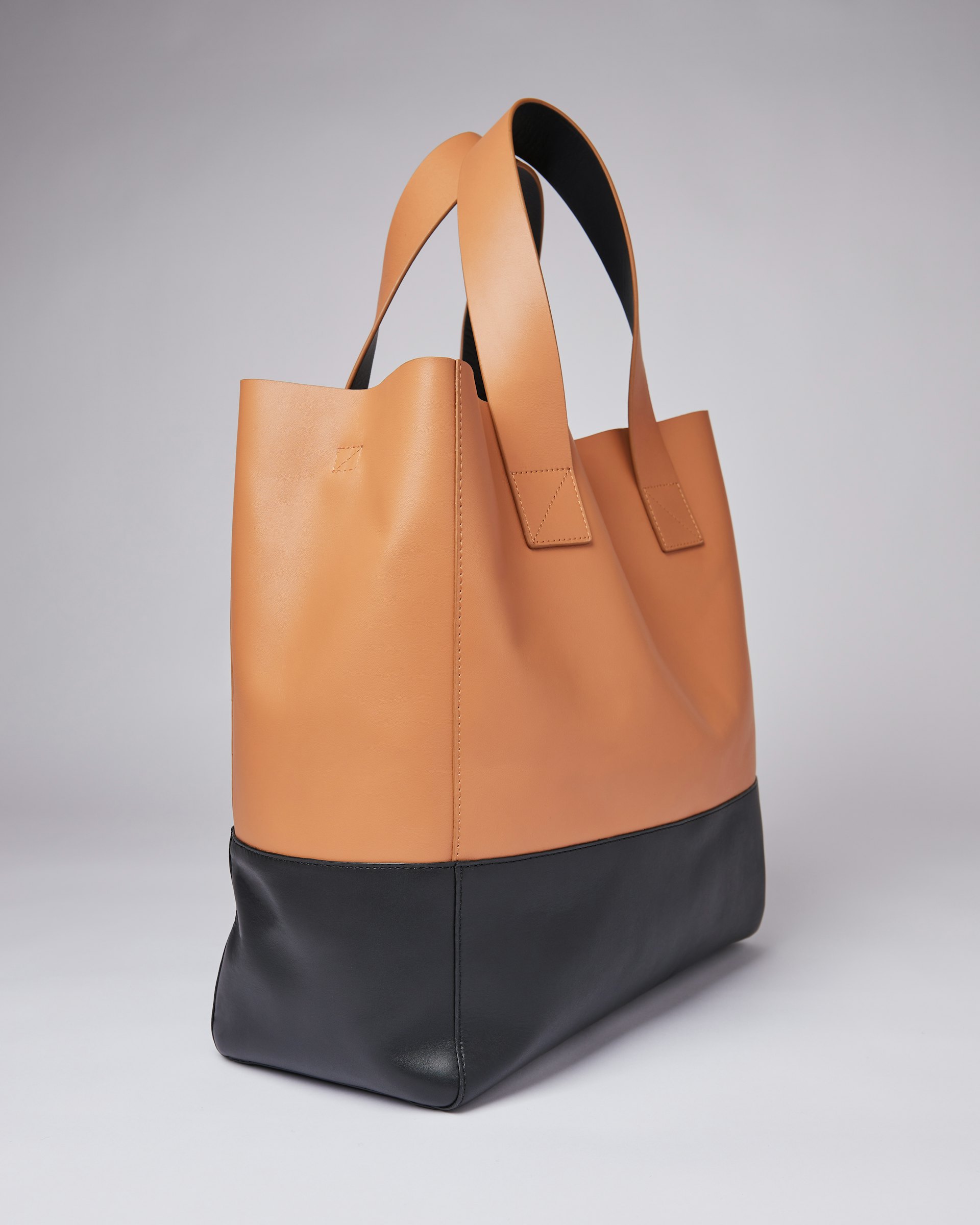 Iris belongs to the category Shoulder bags and is in color black & toffee (4 of 6)