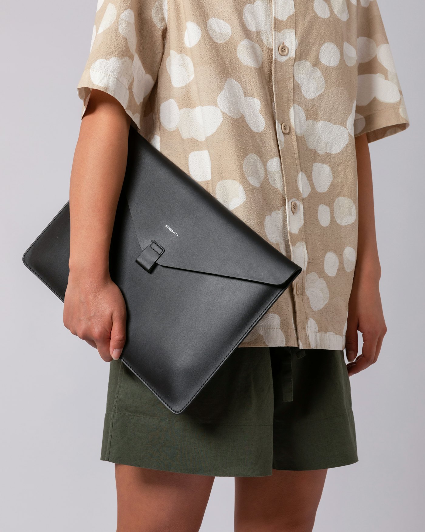 Gustav is in color black (4 of 5)