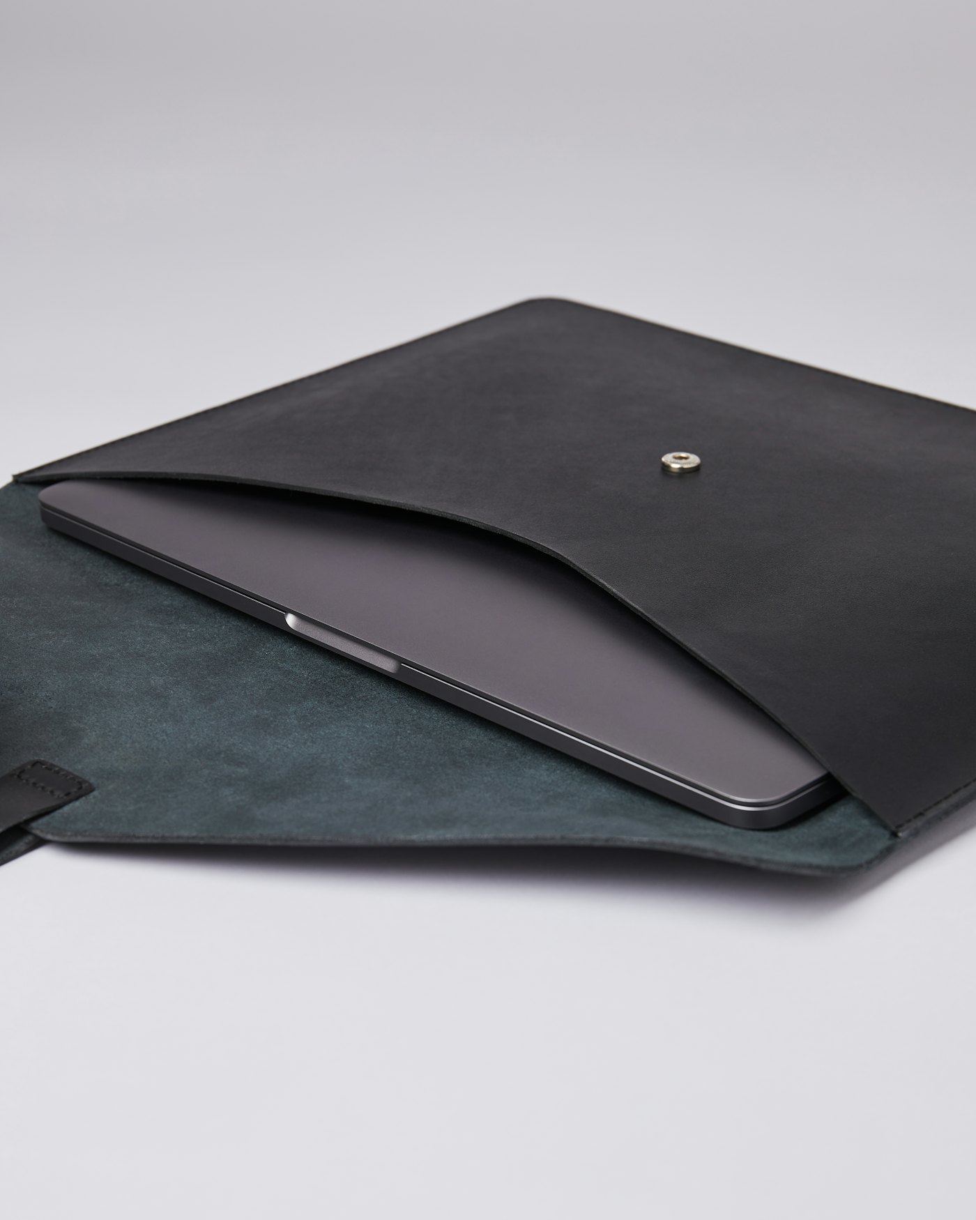 Gustav is in color black (3 of 5)