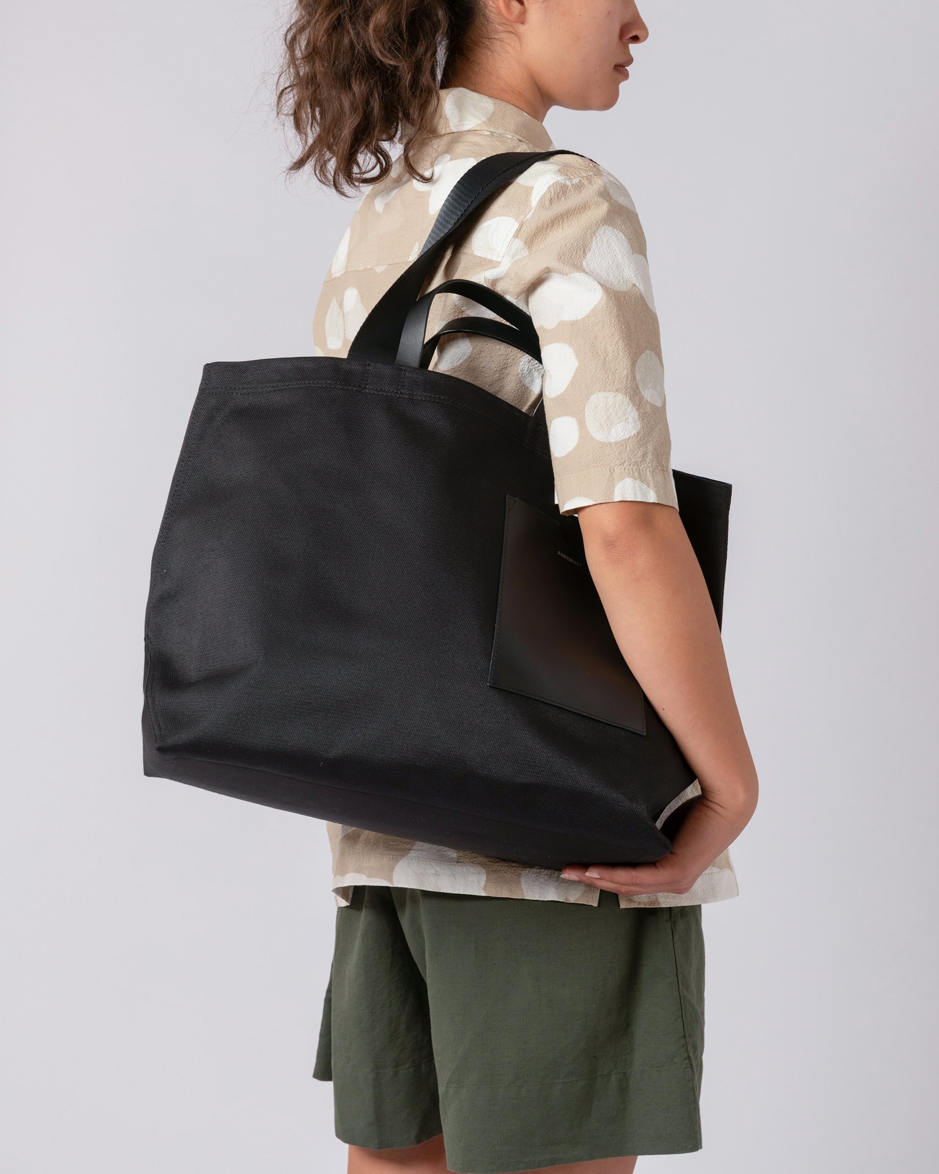 Agnes belongs to the category Tote bags and is in color black (7 of 7)
