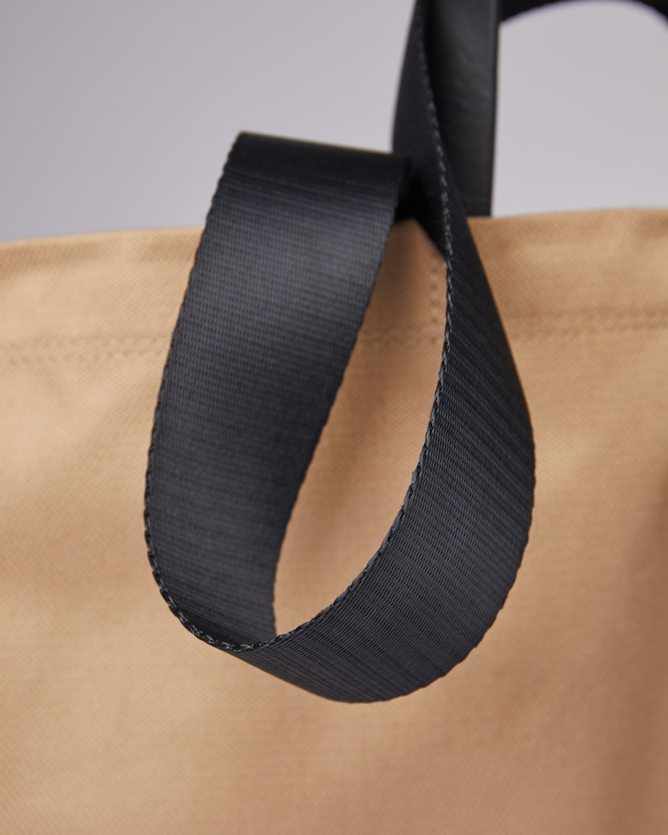 Agnes belongs to the category Tote bags and is in color black & beige (5 of 7)