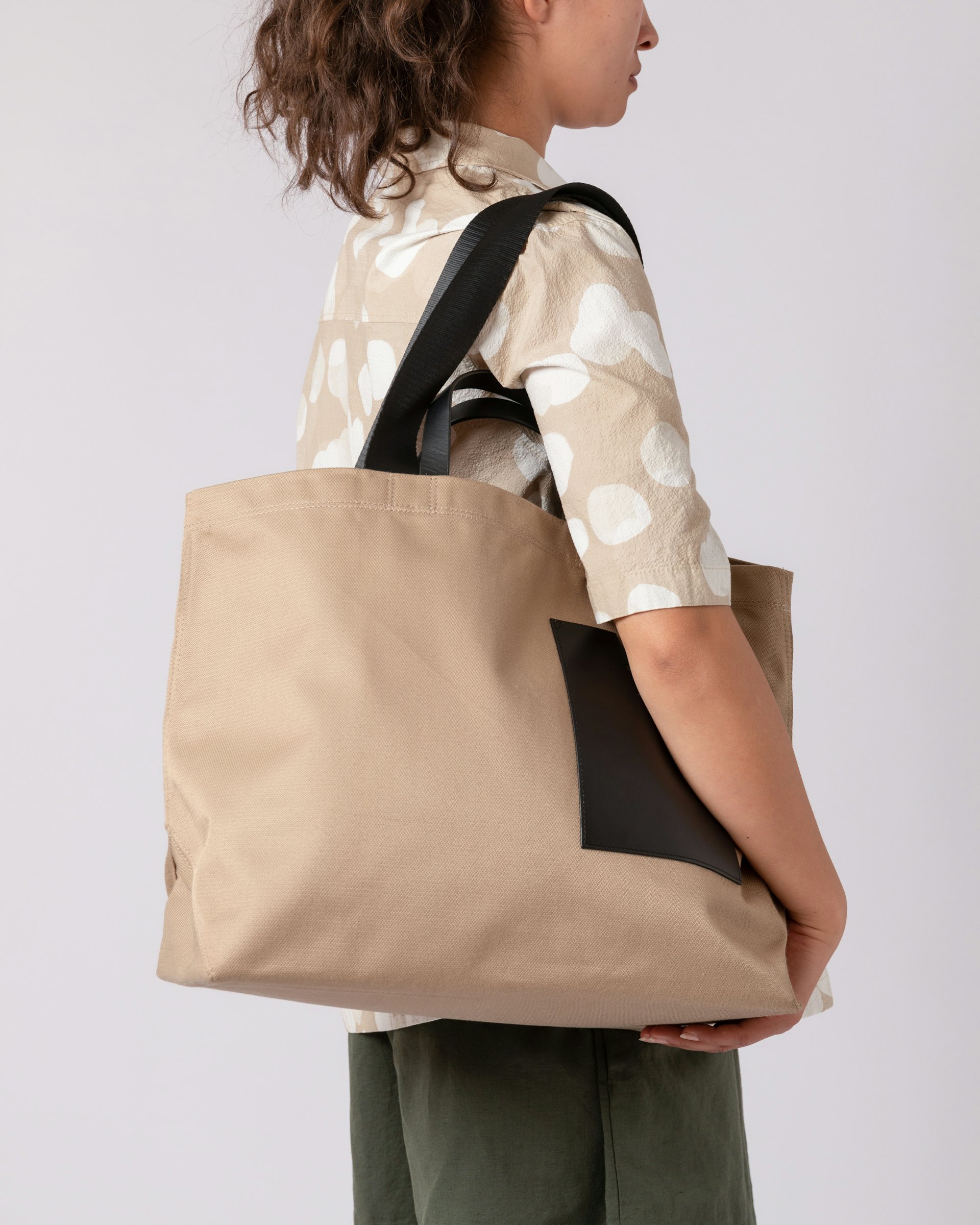 Agnes belongs to the category Tote bags and is in color black & beige (7 of 7)