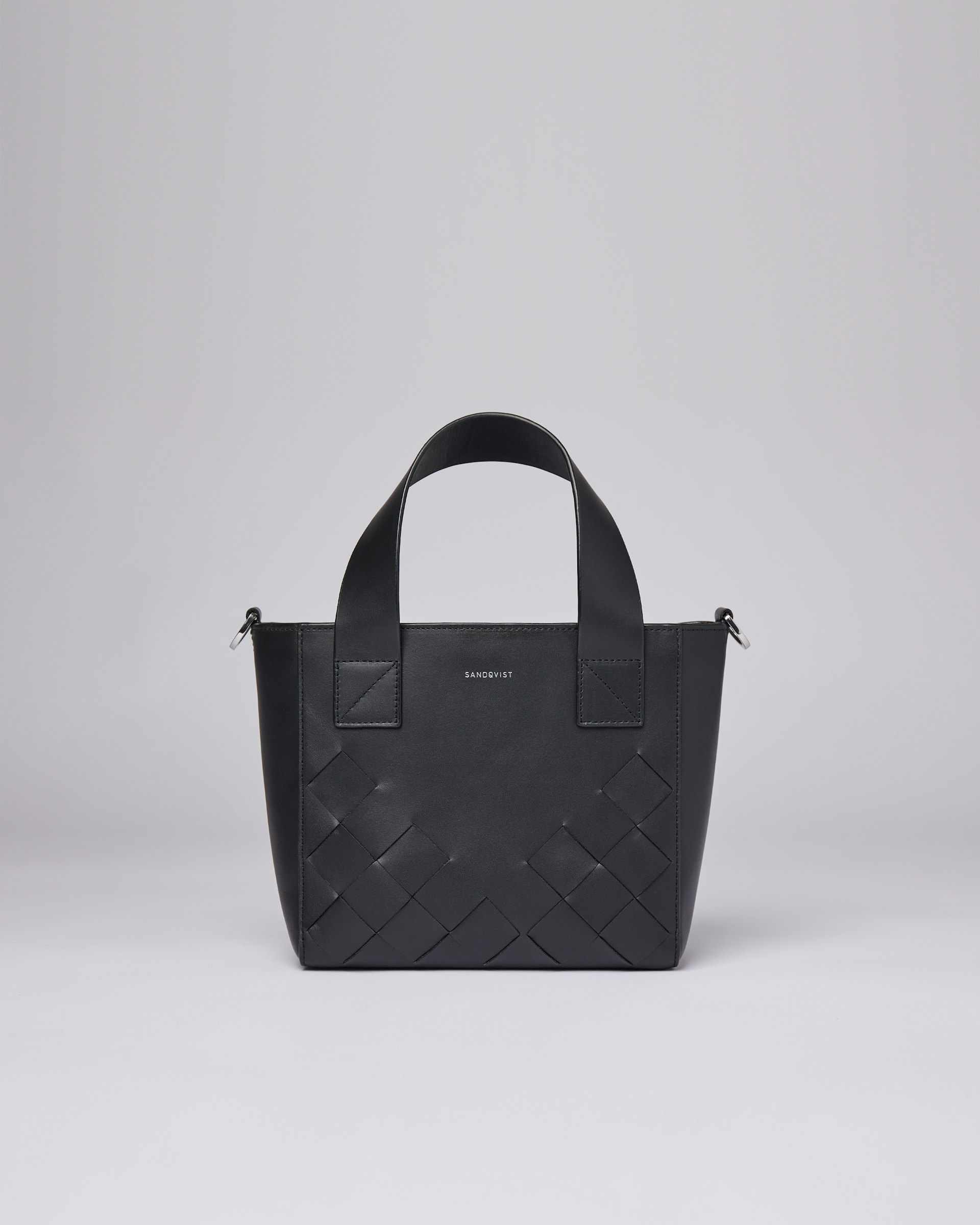 Cecilia weave belongs to the category Schultertaschen and is in color black