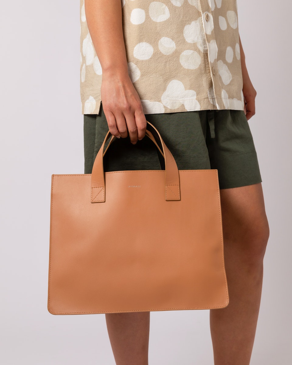 Edie belongs to the category Tote bags and is in color toffee (7 of 7)