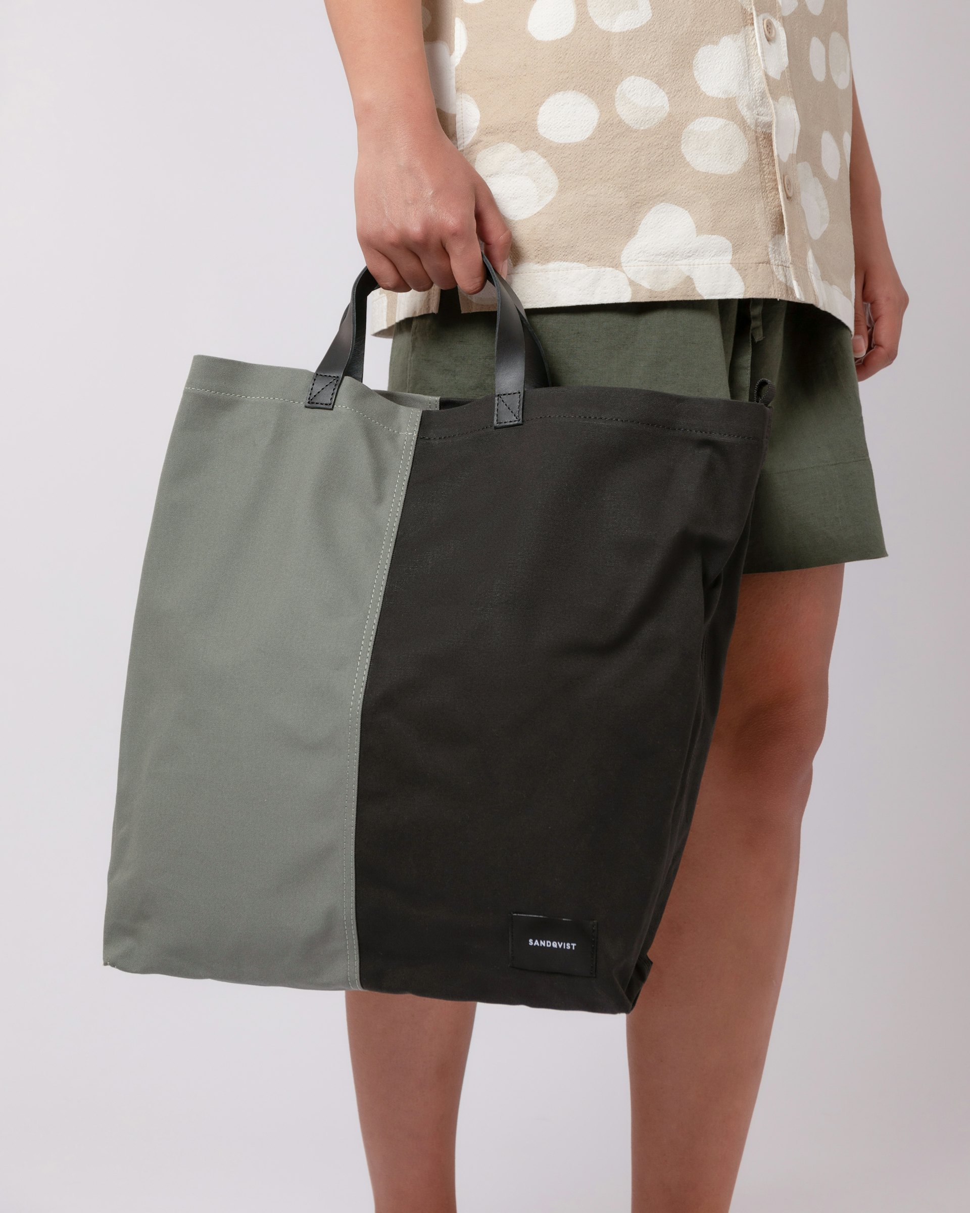Frankie belongs to the category Tote bags and is in color black & dusty green (7 of 7)