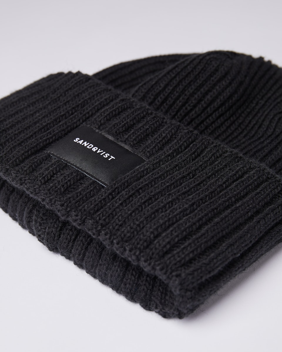 Knitted cap appartient à la catégorie Accessoires et est en couleur black (2 de 3)