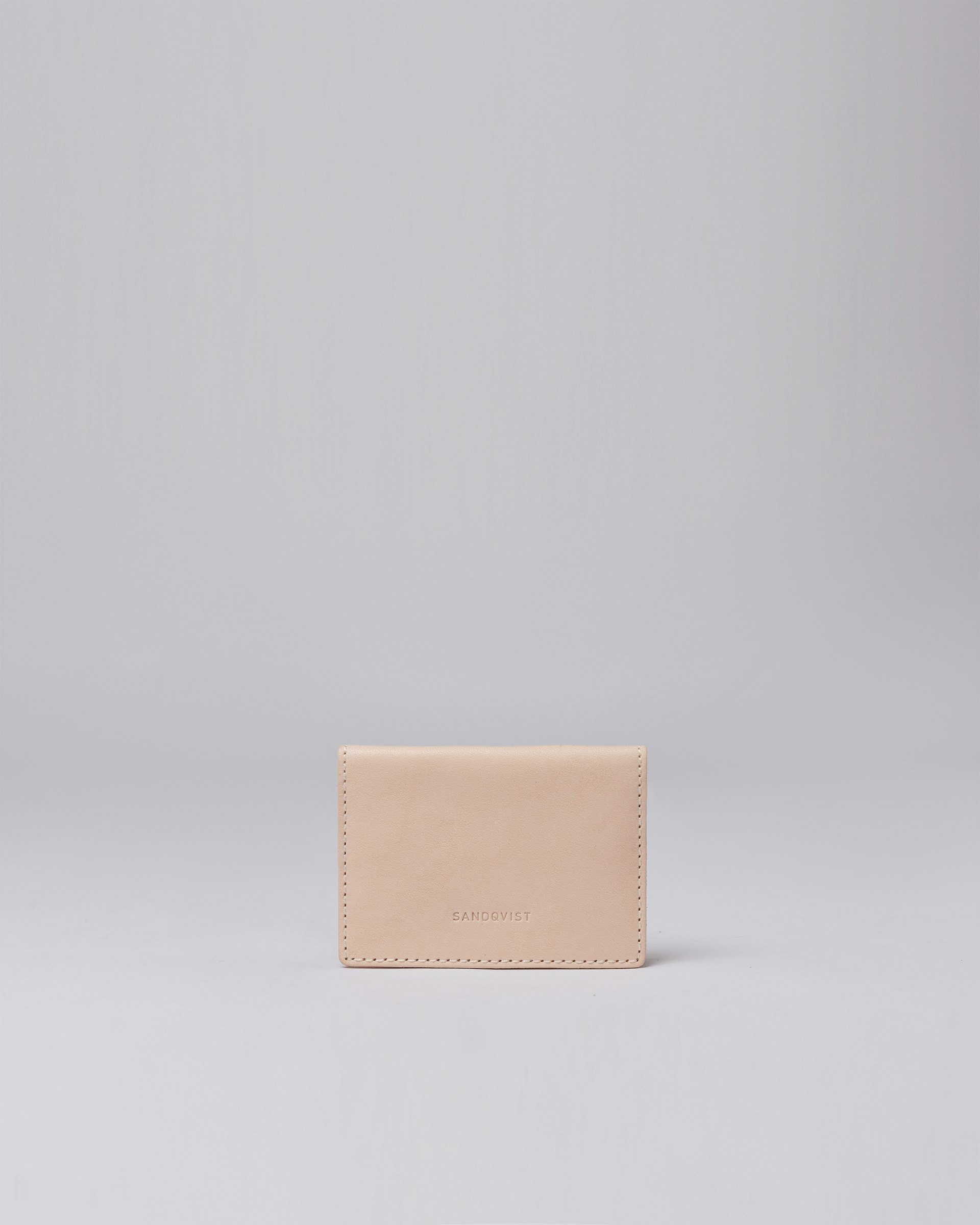 Noomi belongs to the category Wallets and is in color natural leather