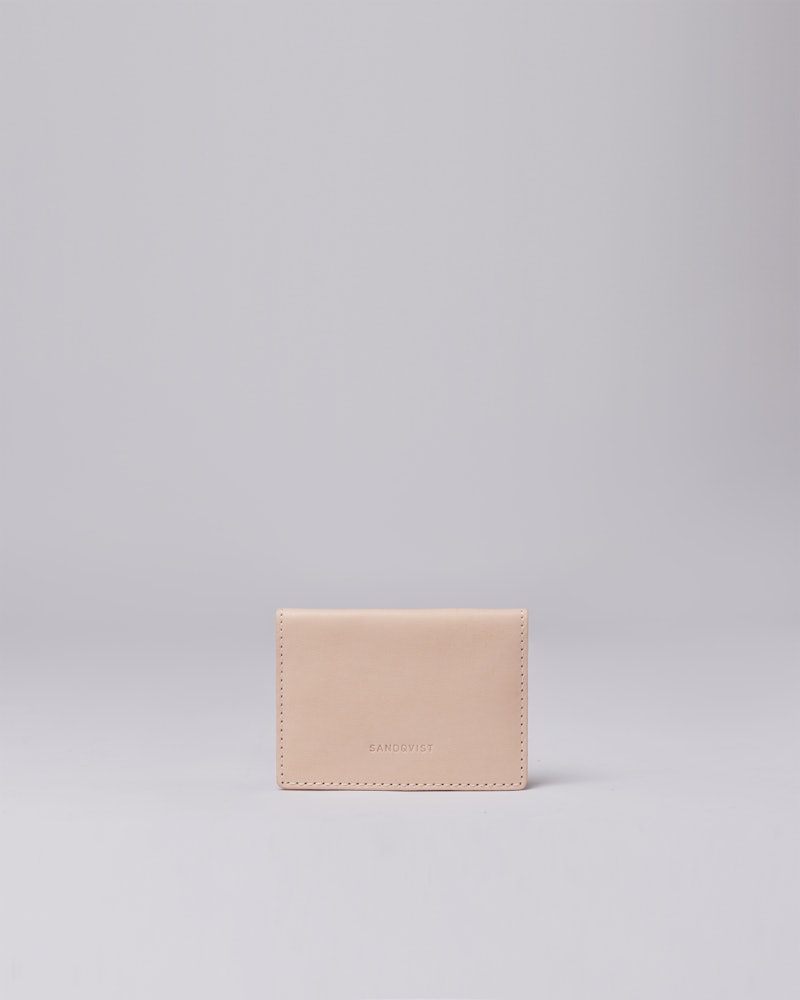 Noomi tillhör kategorin Plånböcker och är i färgen natural leather