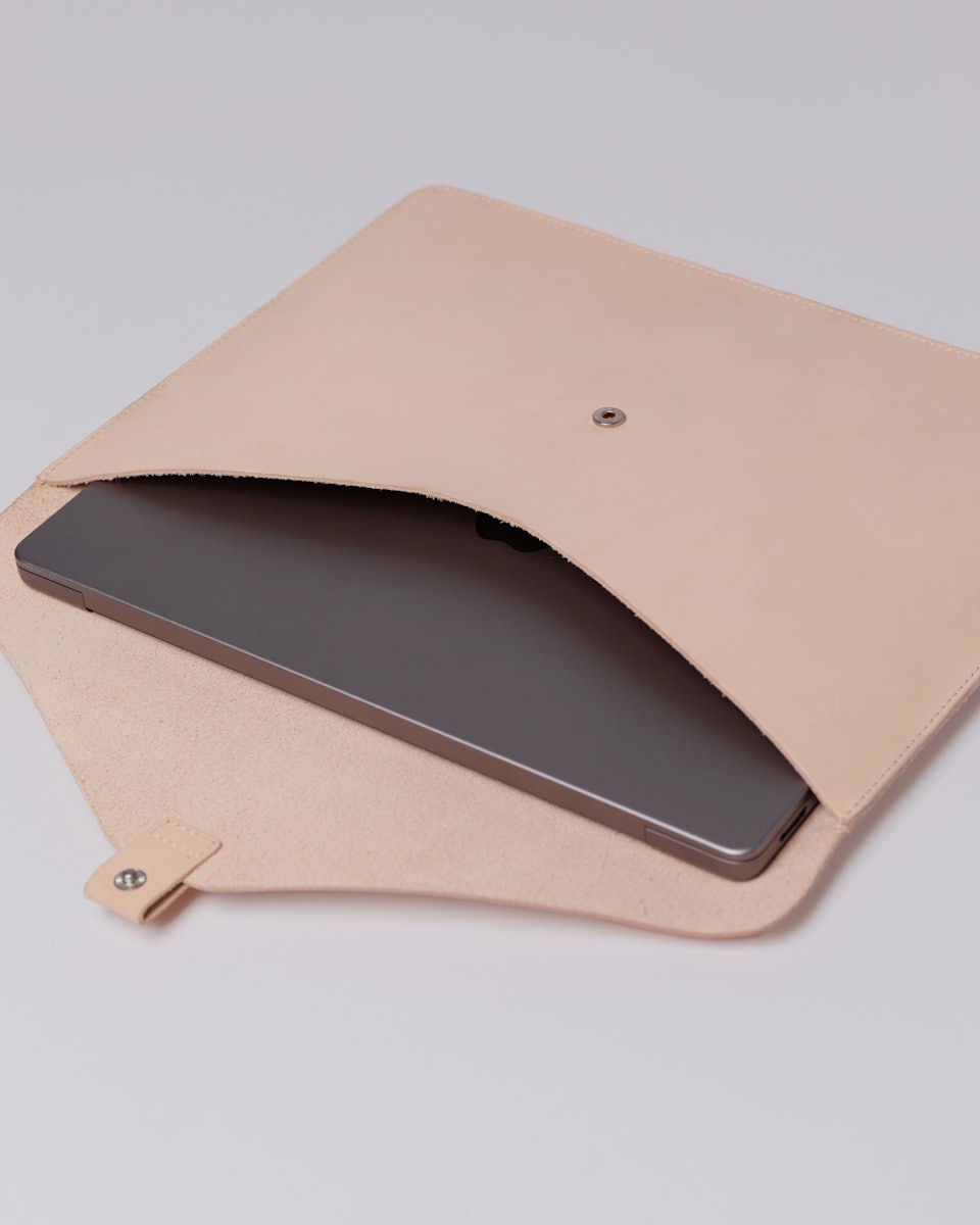 Gustav belongs to the category Laptop cases and is in color natural leather (4 of 6)
