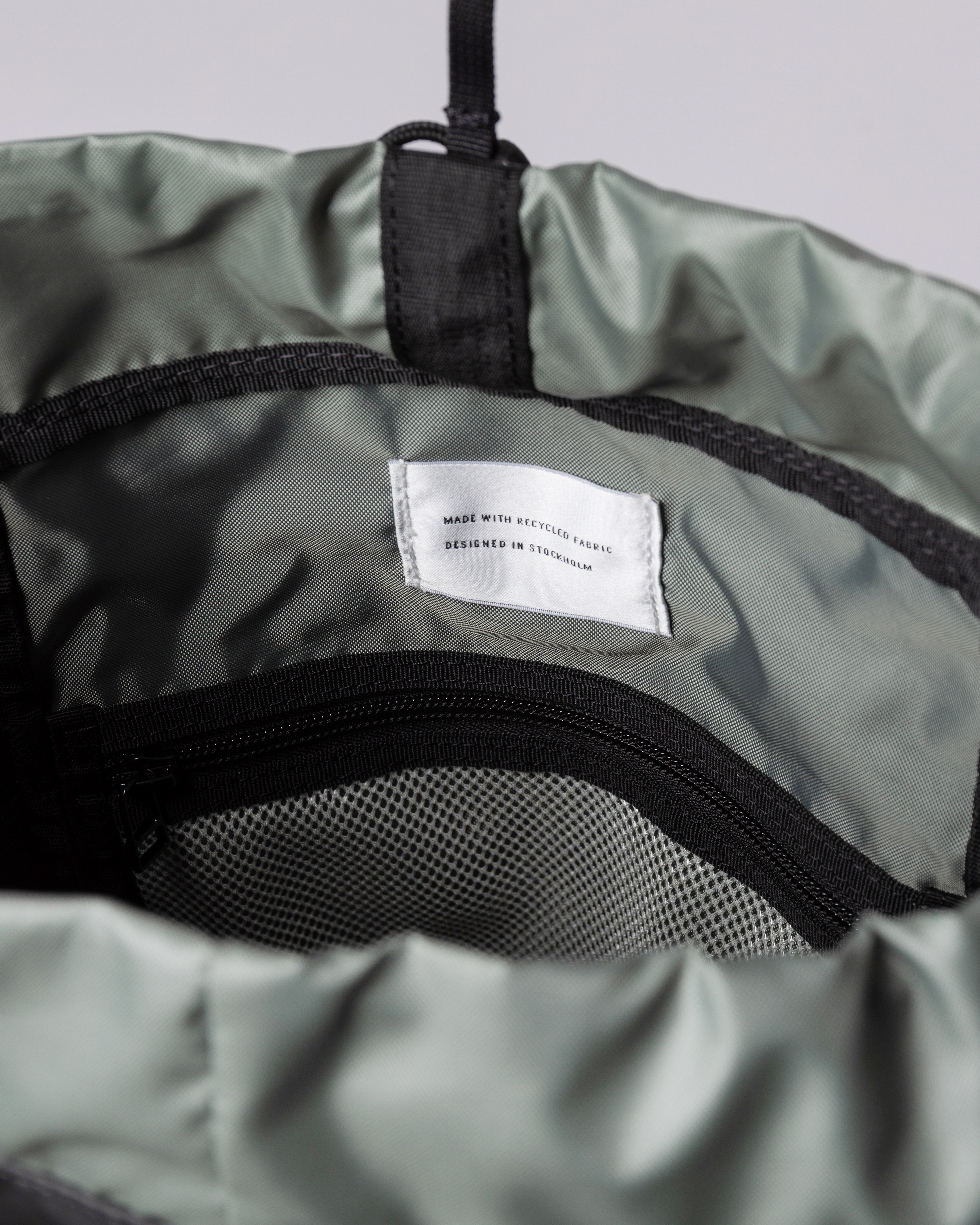 Jonatan is in color black (7 of 9)