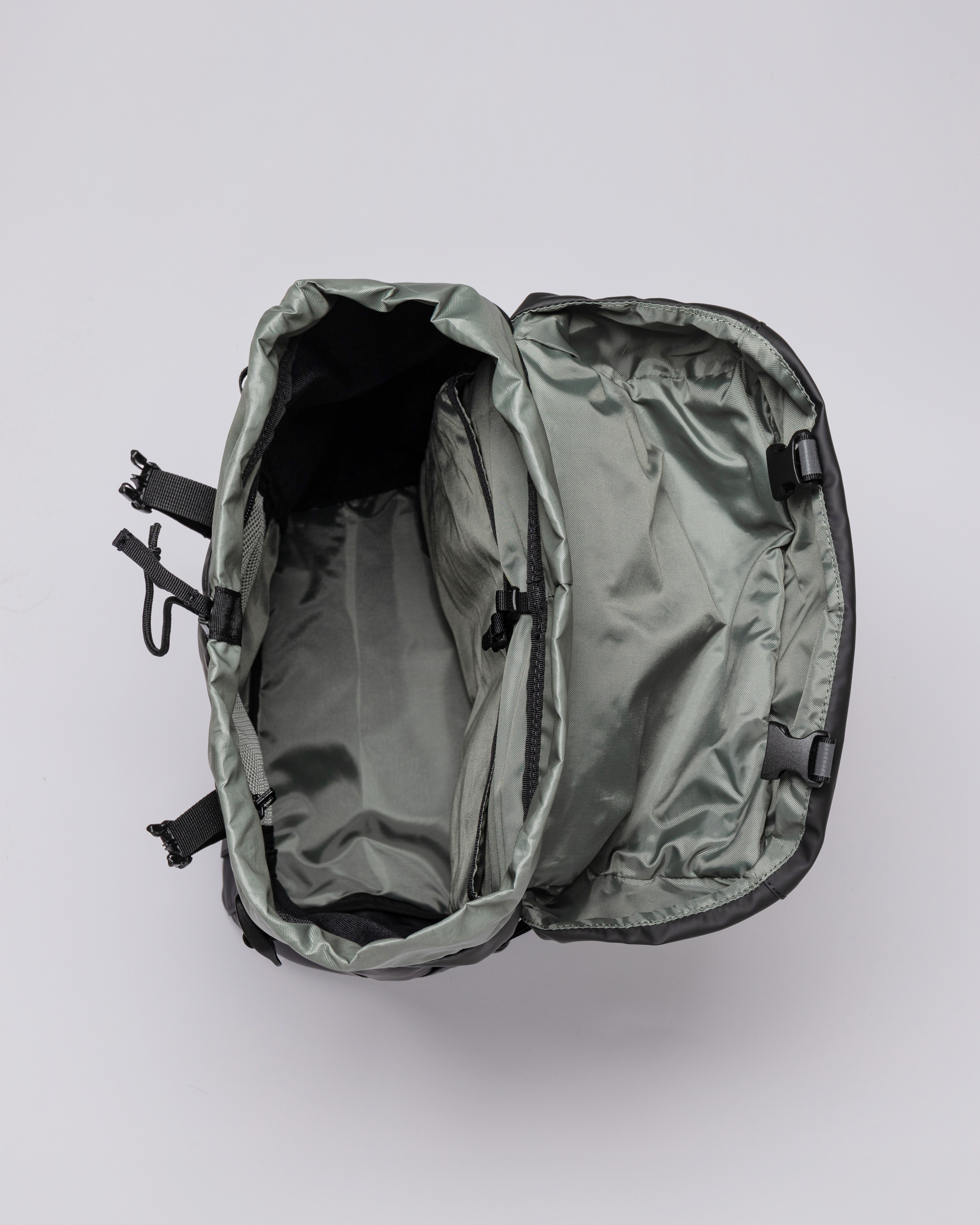 Jonatan is in color black (6 of 9)