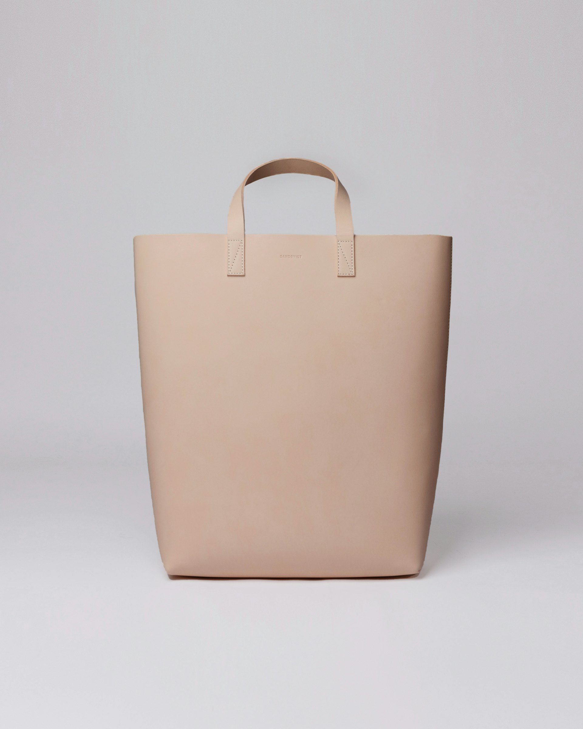Gerry belongs to the category Tote bags and is in color natural leather