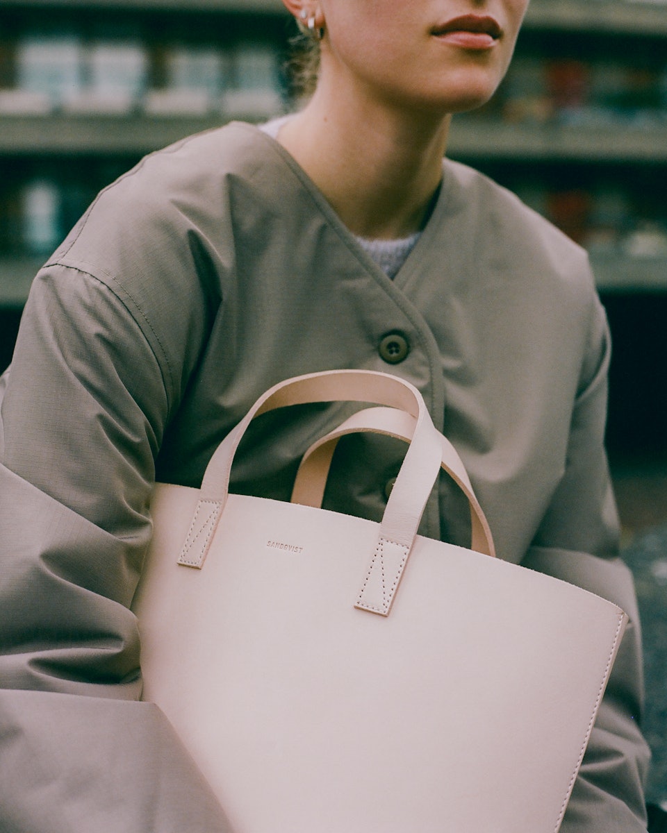 Gerry belongs to the category Shoulder bags and is in color natural leather (7 of 7)
