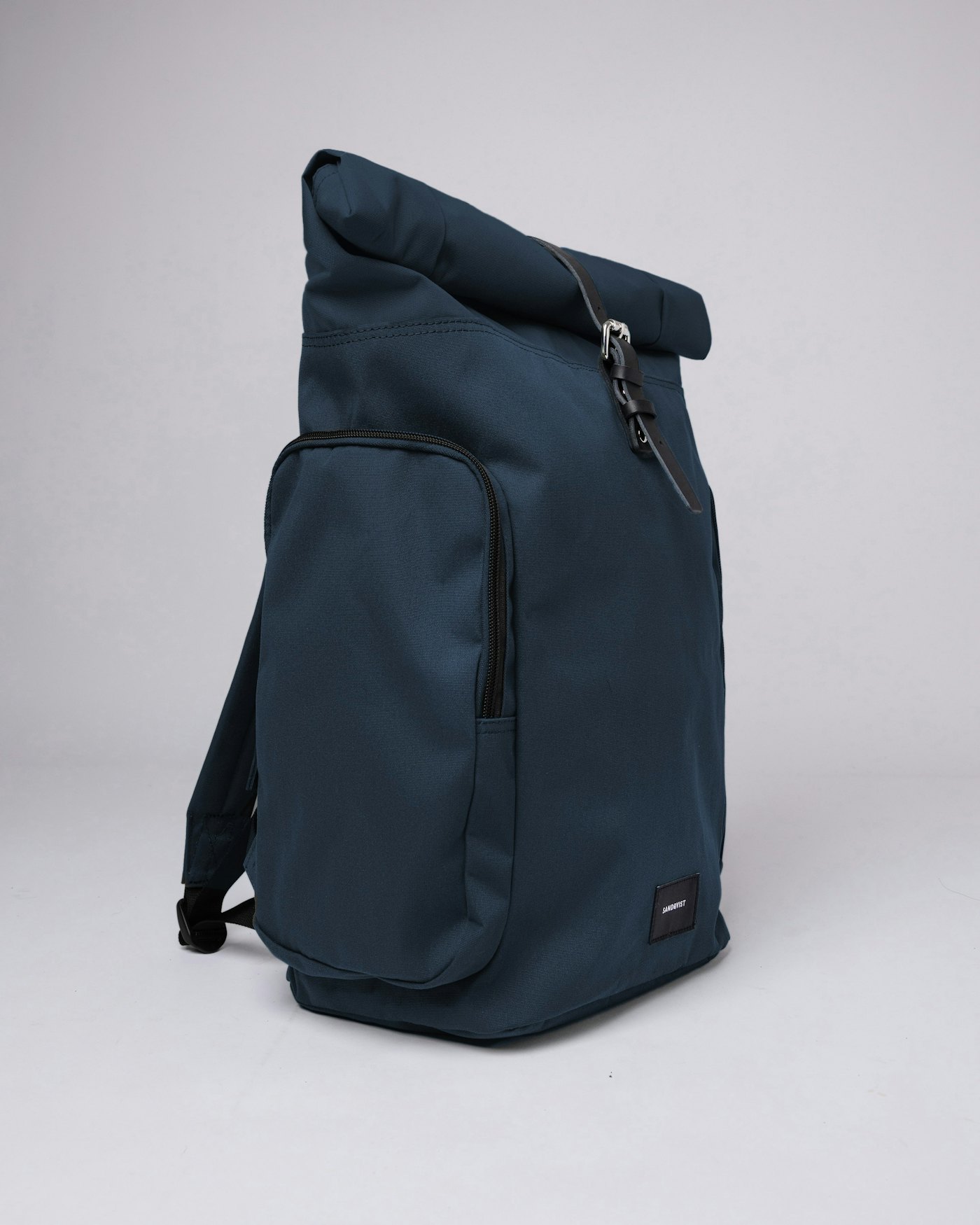 Axel är i färgen navy (2 av 7)