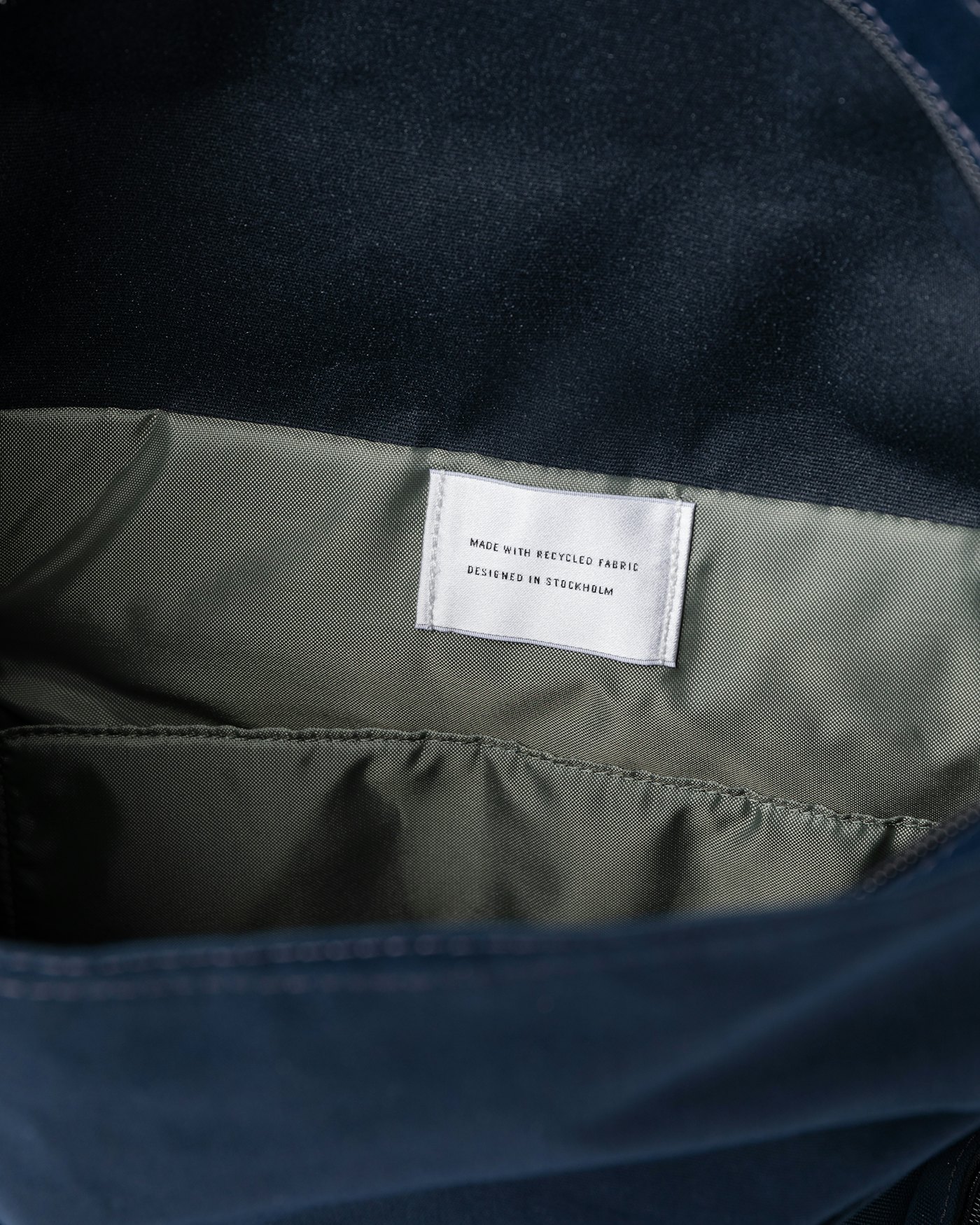 Axel är i färgen navy (5 av 7)