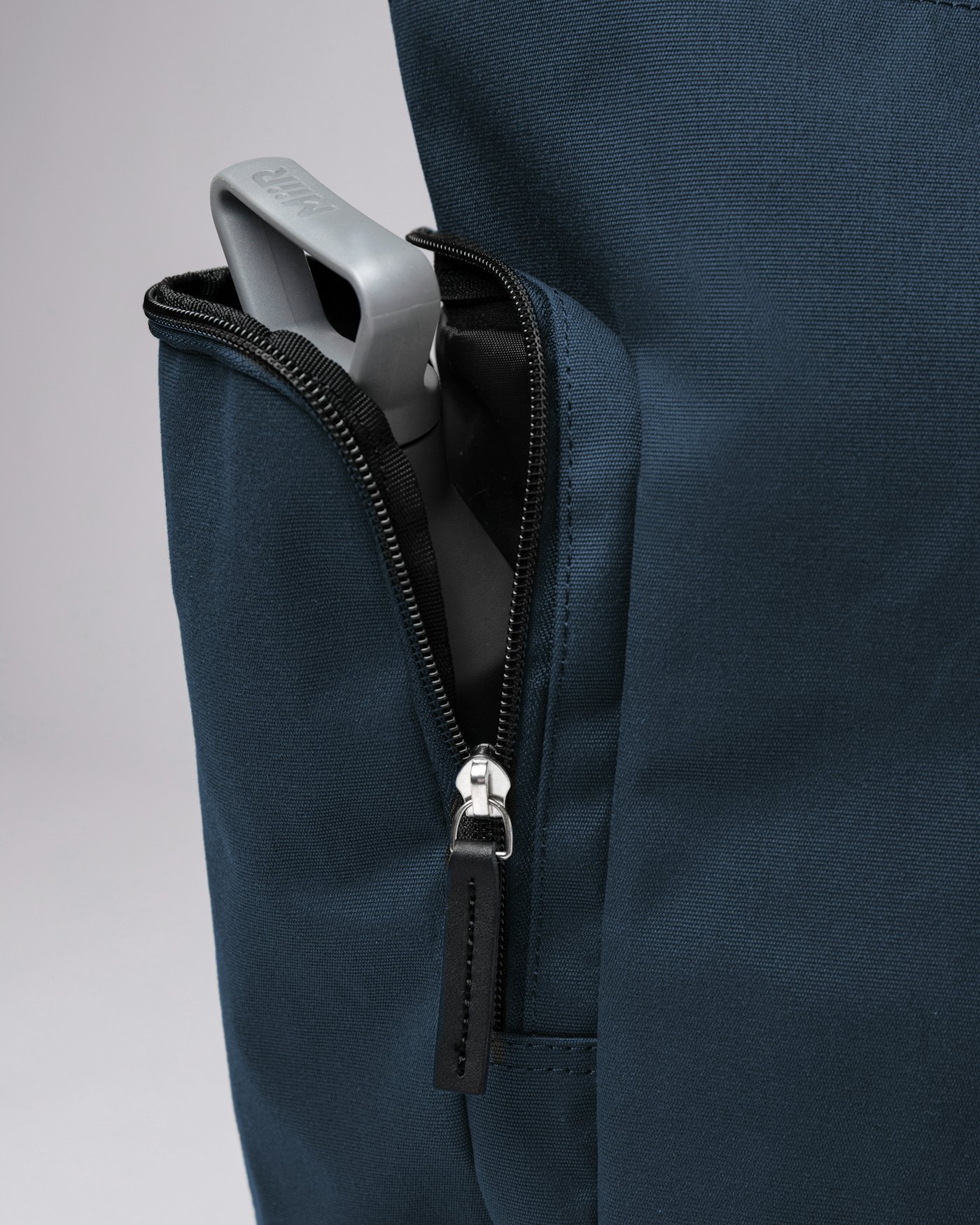 Axel är i färgen navy (4 av 7)