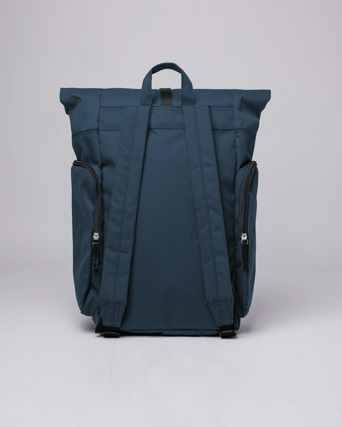 Axel är i färgen navy (3 av 7)